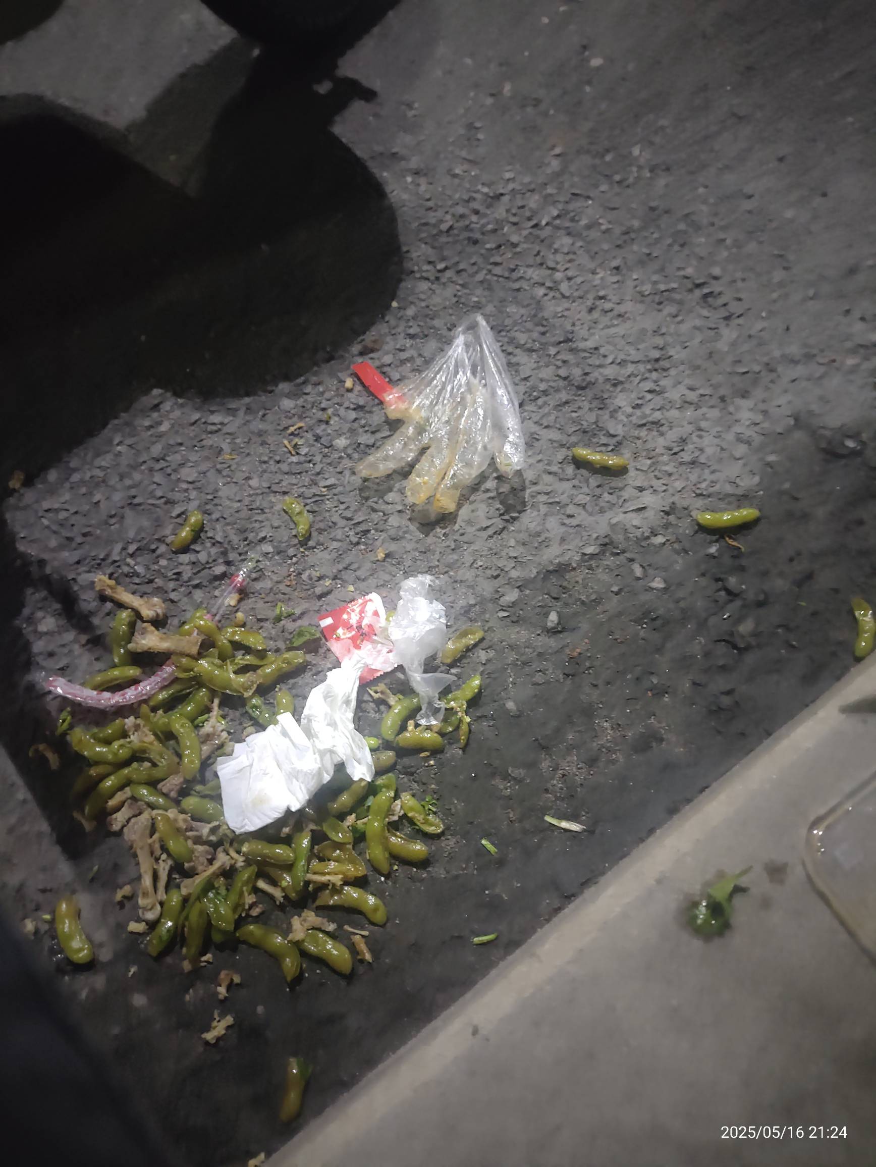 老哥们，今晚睡大马路上，最后30毛买了啤酒卤菜。吃饱喝足，直接躺下了。




8 / 作者:2010那个夏天 / 