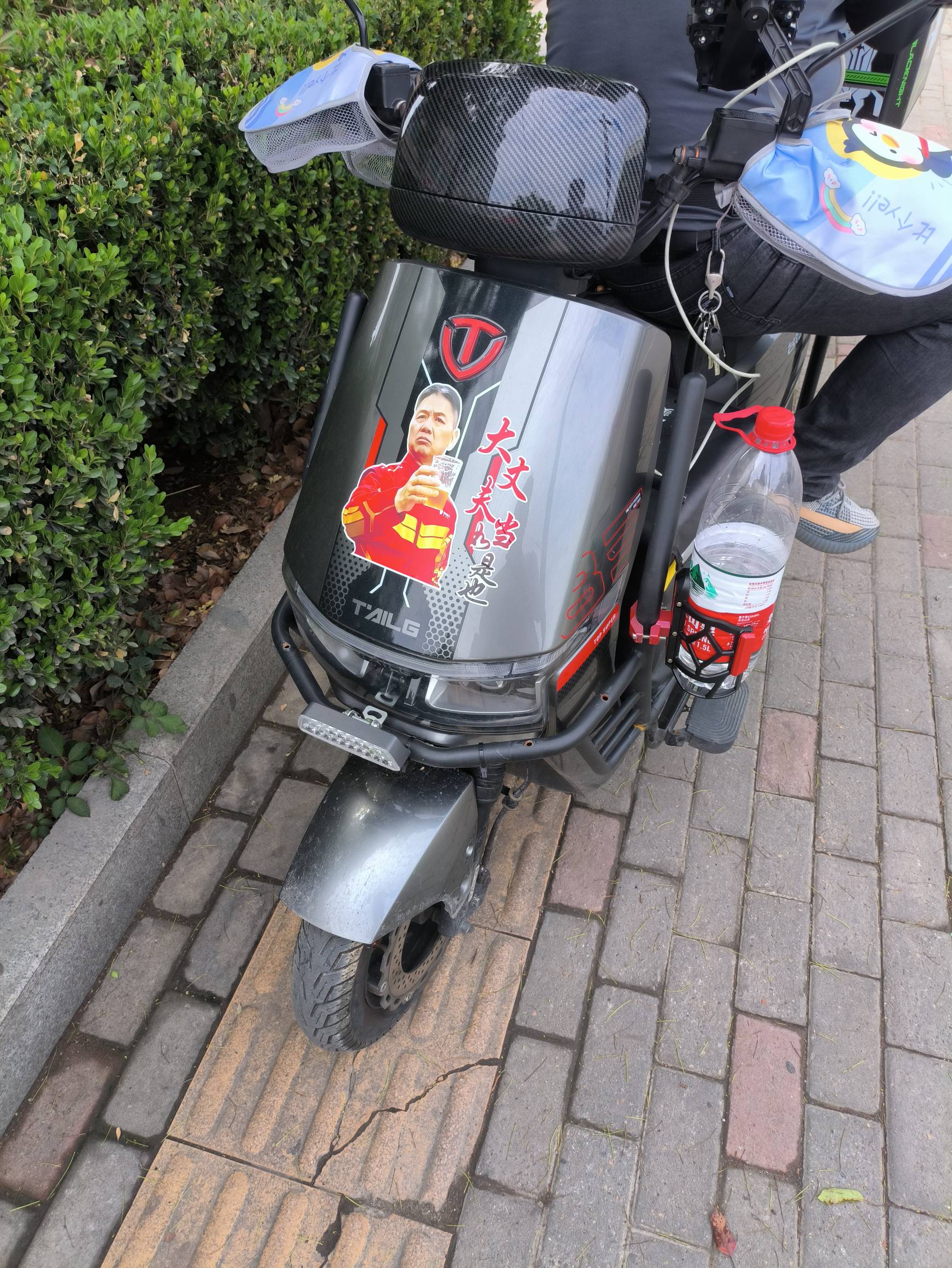 东子几句话，说到这些老哥们心里了都贴到车上了。

6 / 作者:摇摆的苏丹 / 