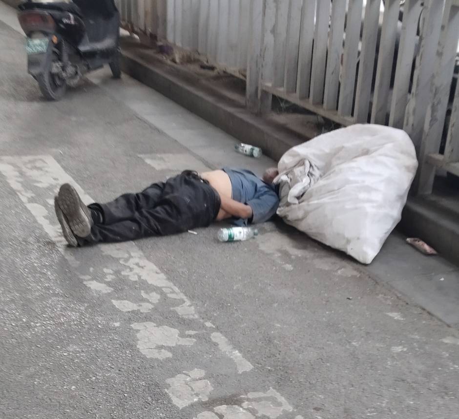 年纪大的挂壁仔比年轻人能熬，半夜不睡白天也不睡快猝死了
67 / 作者:牧星野 / 
