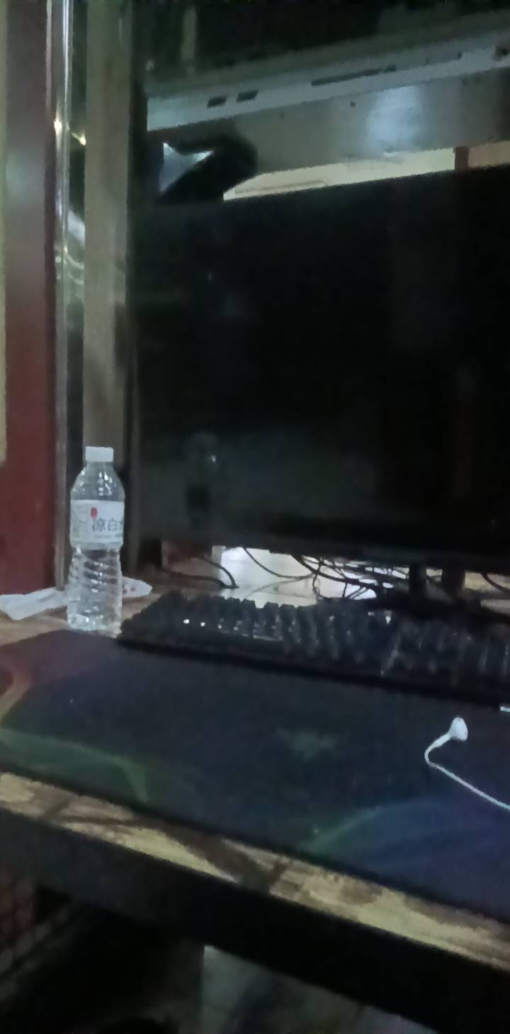 网吧真凉快，还有一个河南的老哥躺那里一起挂壁，他每天帮网管拖地，网管给他买早餐

51 / 作者:无羊毛111 / 