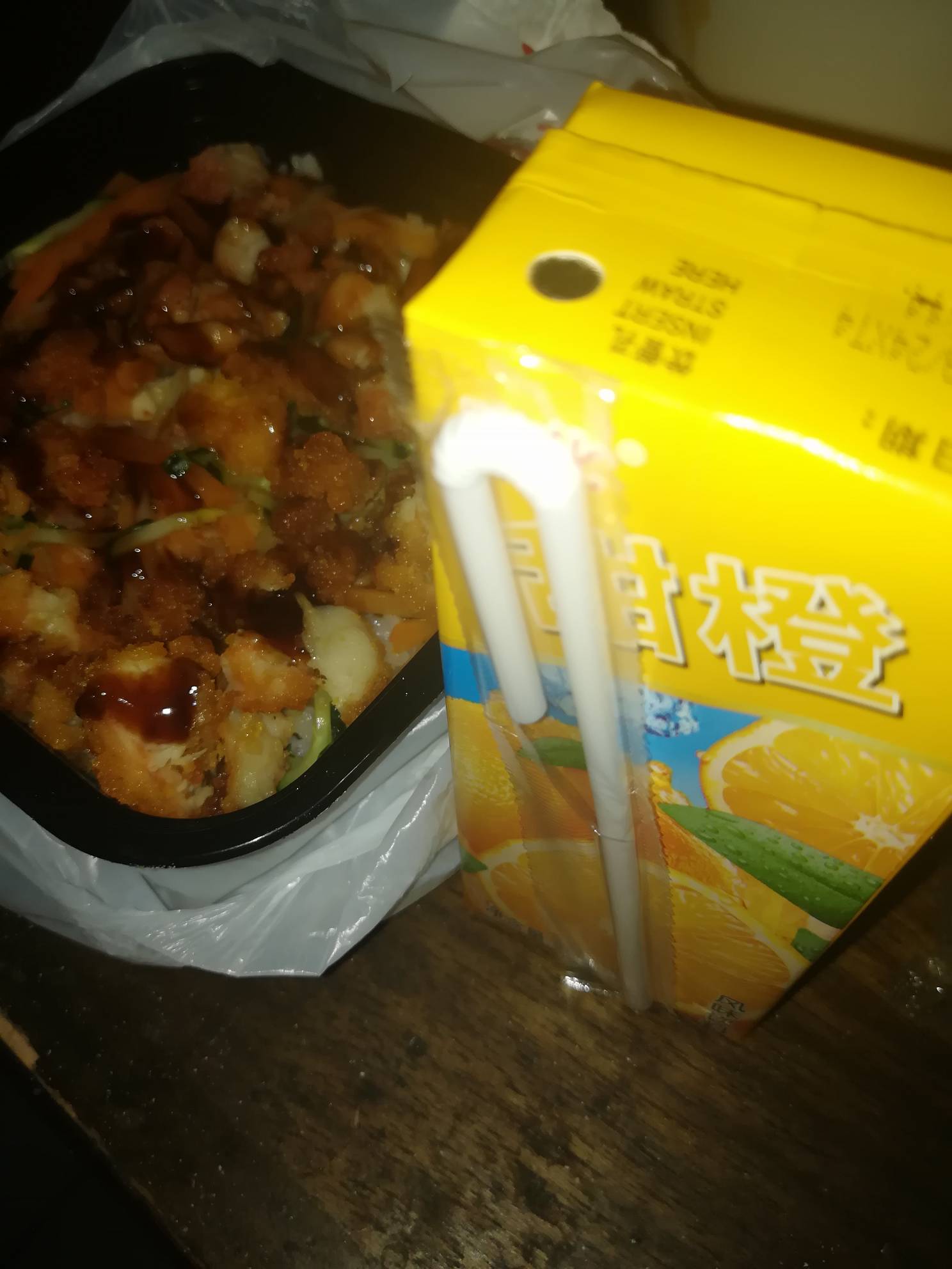 美团拼好饭1元烤肉拌饭，以前11元左右自取8元，后来6.9或者3.9拼团，现在1元。都一样
78 / 作者:六六师父父 / 