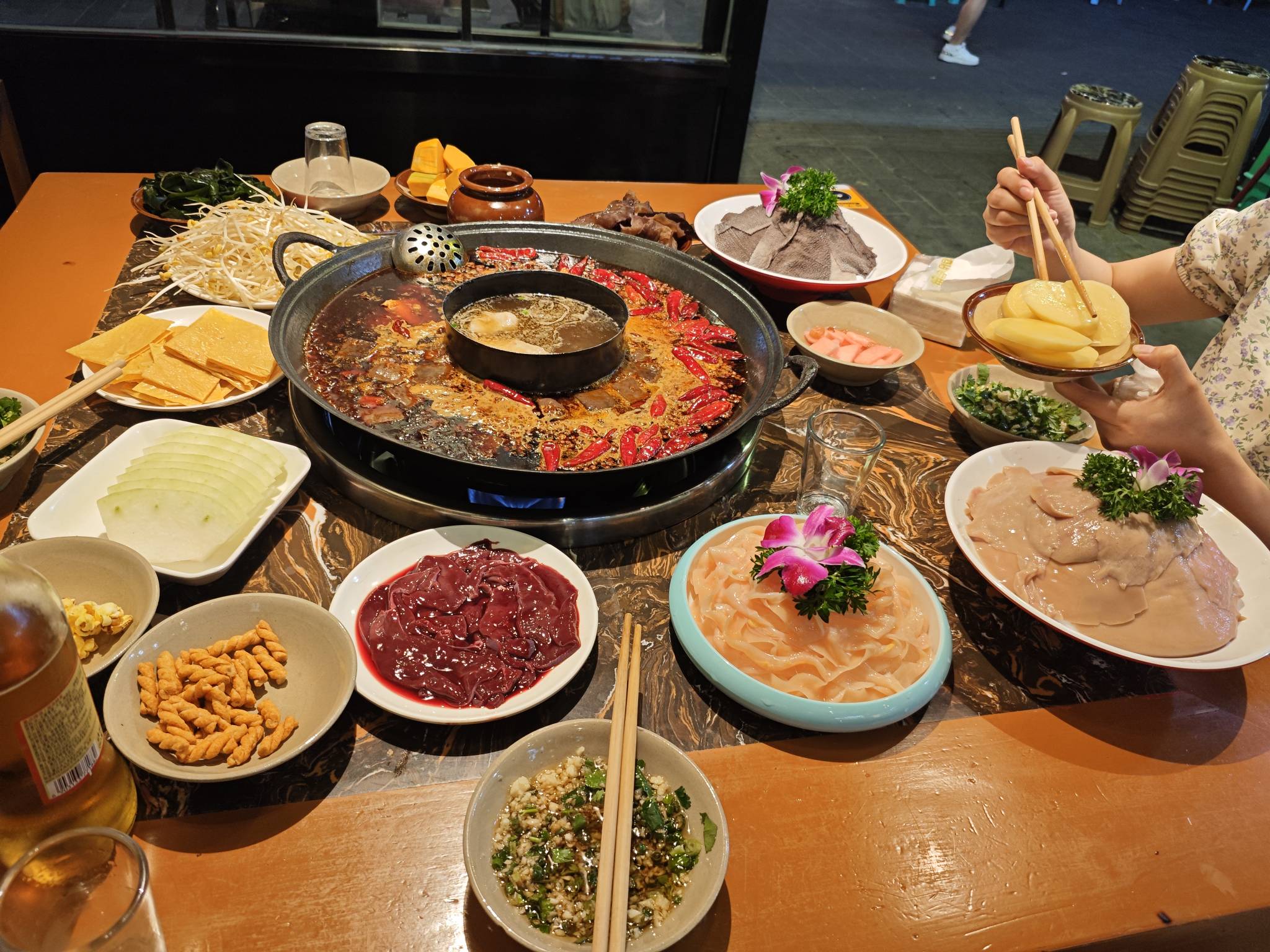 老哥们吃饭了，520差点吵一架，我说去吃海鲜自助餐，媳妇非要吃火锅，我说一天天的吃40 / 作者:曾经遗忘的角落 / 