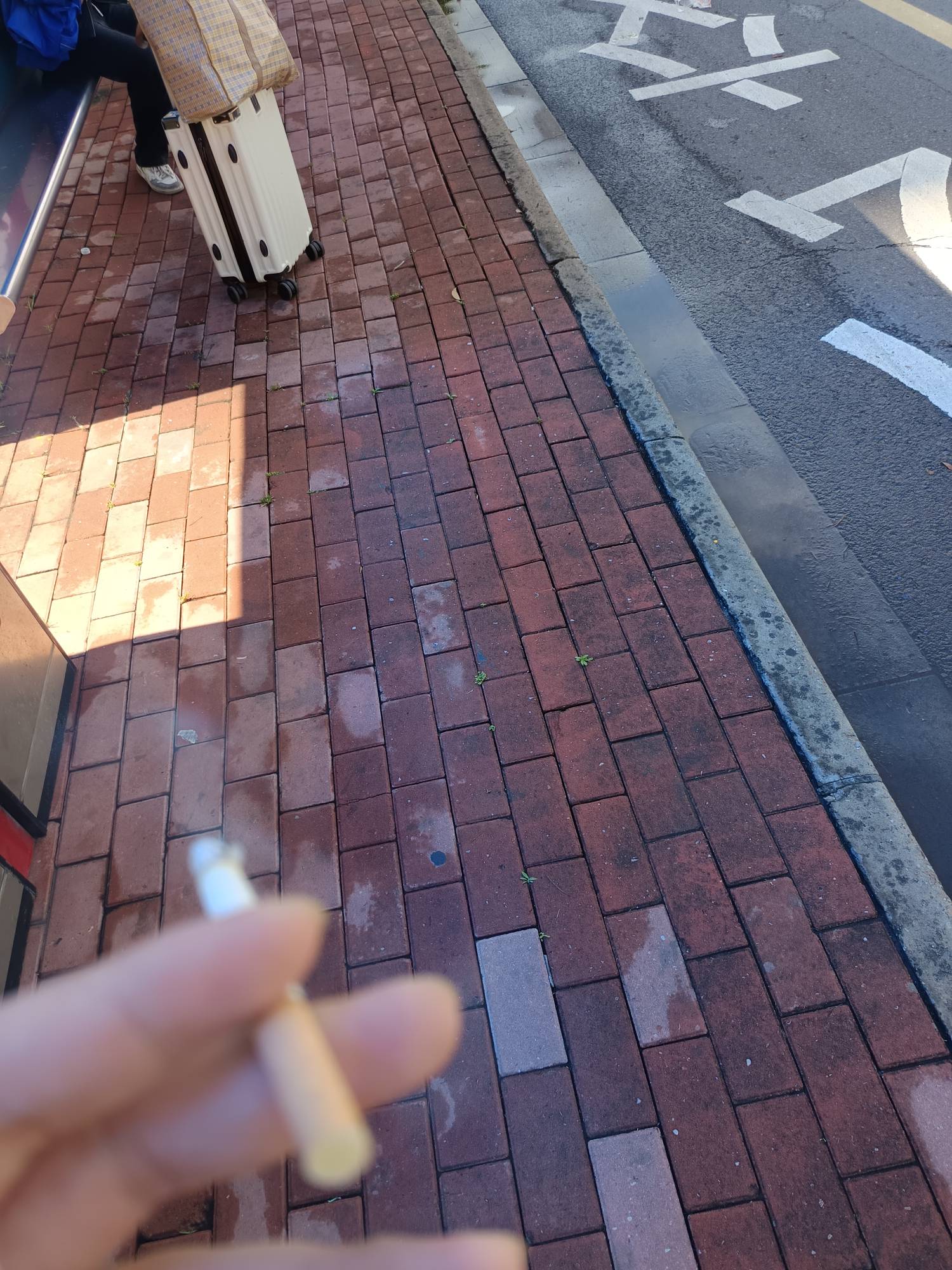 又流落到去找挂逼房的日子，拉着一个行李箱东走西走，真的丢人，太累了

62 / 作者:小爪哇 / 