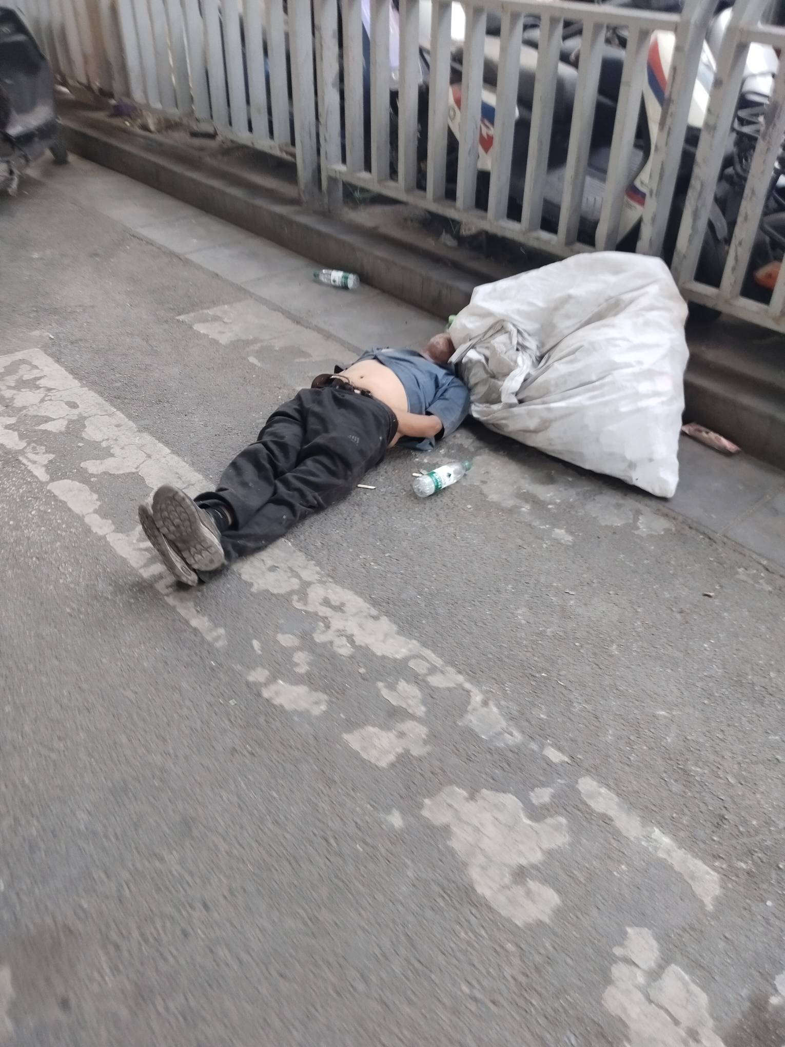 老哥们，老朽今年67岁了，没房没车没存款，没妻没儿没工作，身高一米六体重180，躺在11 / 作者:牧星野 / 