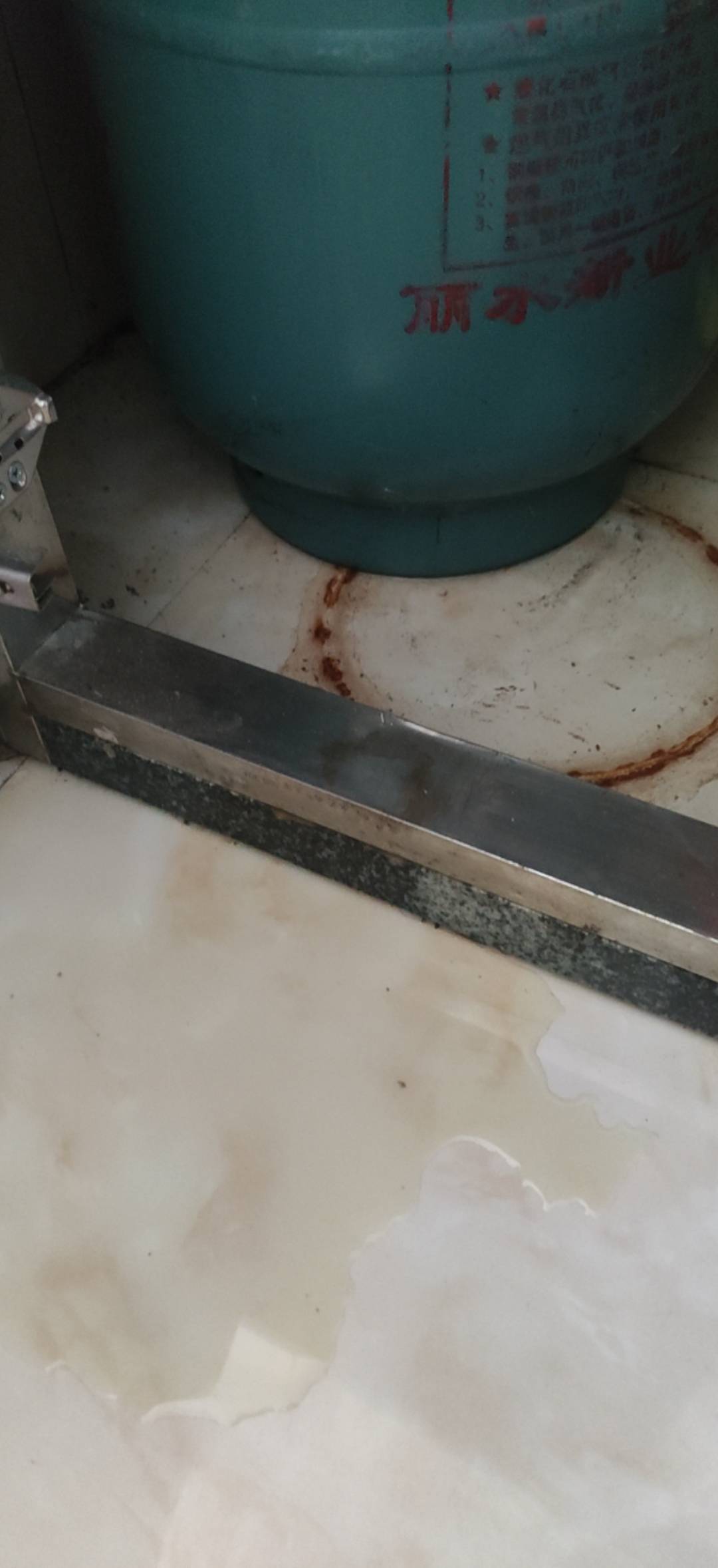 老哥们，我这是煤气罐漏了吗？我敢确定这不是水。

69 / 作者:人生如逆旅i / 