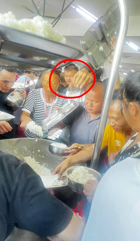 下班了冲啊开饭了，这家伙什么眼神？




75 / 作者:梦回大唐做王爷 / 