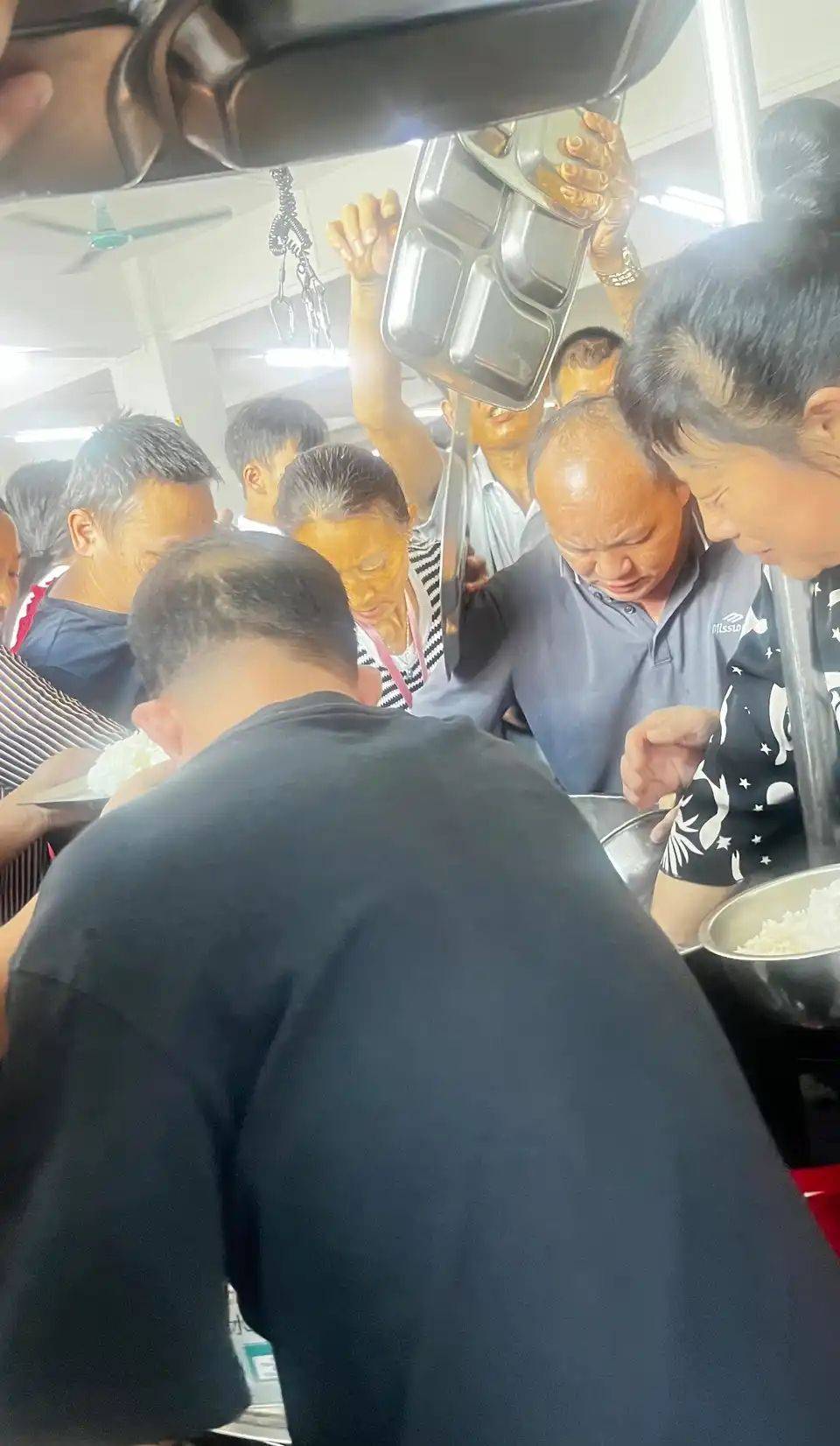 下班了冲啊开饭了，这家伙什么眼神？




61 / 作者:梦回大唐做王爷 / 