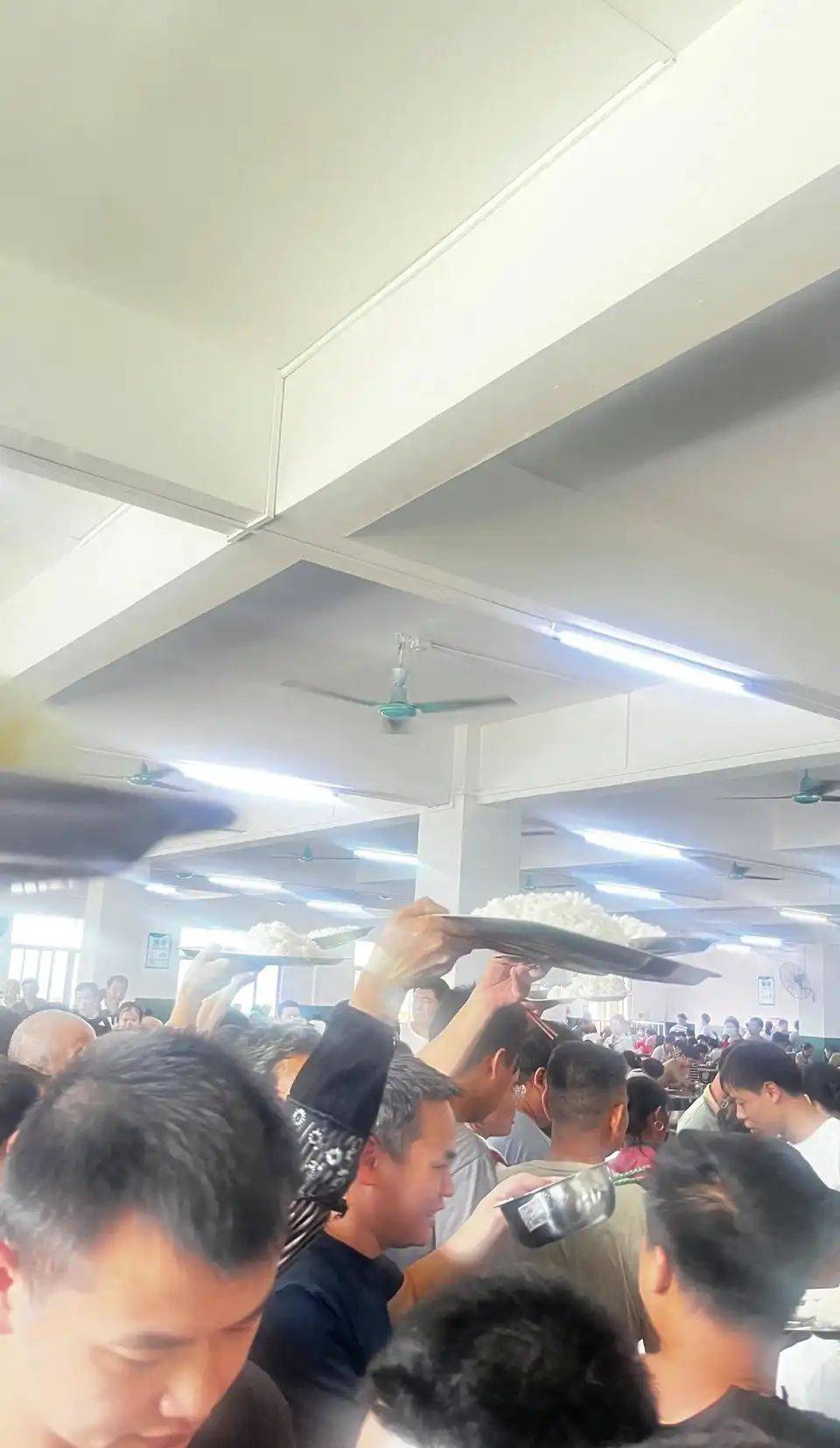 下班了冲啊开饭了，这家伙什么眼神？




2 / 作者:梦回大唐做王爷 / 