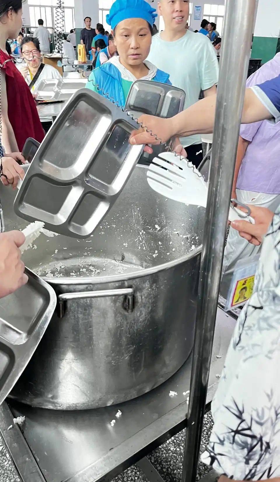 下班了冲啊开饭了，这家伙什么眼神？




73 / 作者:梦回大唐做王爷 / 