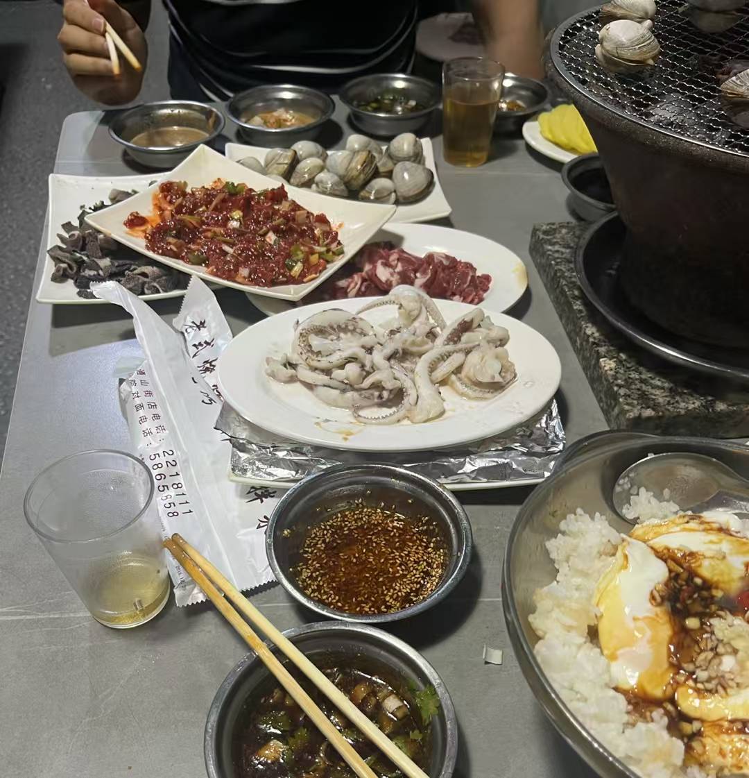 #老哥的一日三餐#
老哥们我先参与一手了 正好和朋友在外边吃烤肉 强烈推荐老哥们来东14 / 作者:搞钱！ / 