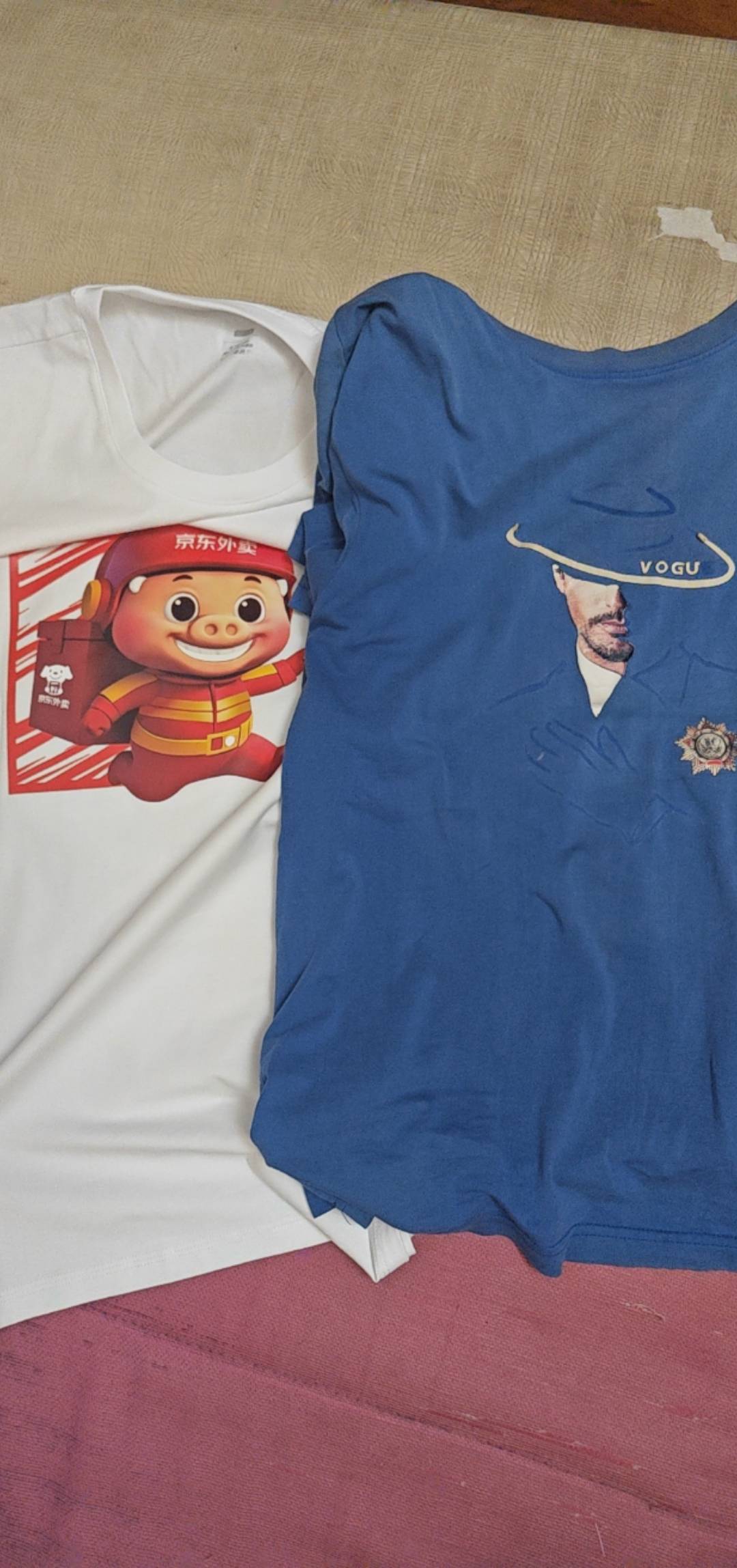 东哥的猪猪侠T恤可以
30多买给40饭卡，买了两件，一黑一白
质量不差的，一摸就摸出来7 / 作者:烟雨江南88 / 