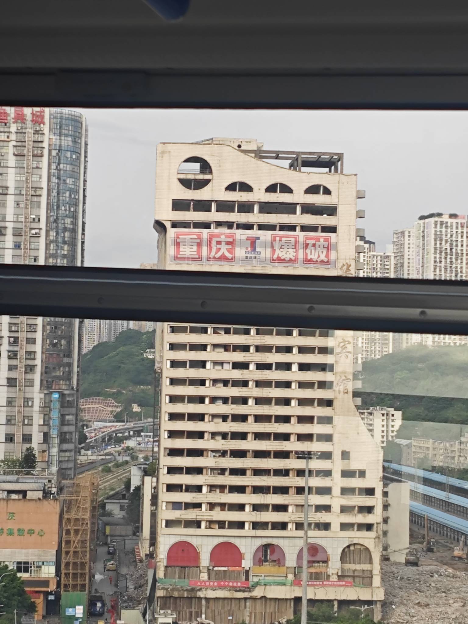 想躺平申请毛了，不想上班了，这个月才休息4天，早上不想起来，可是每天5张的收入不得95 / 作者:曾经遗忘的角落 / 