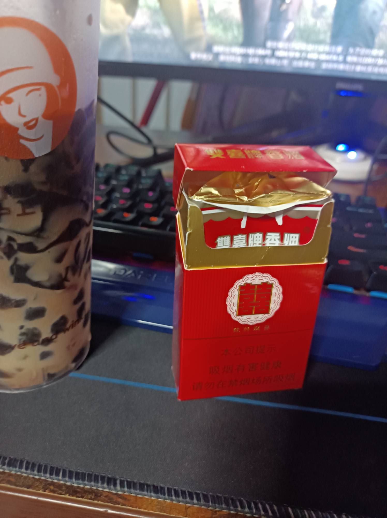 大肠包小肠，无论有钱没钱，就是身上几w也是爱抽这烟 软硬换着抽 今天硬抽完盒子留着29 / 作者:肥美的烧鸭 / 