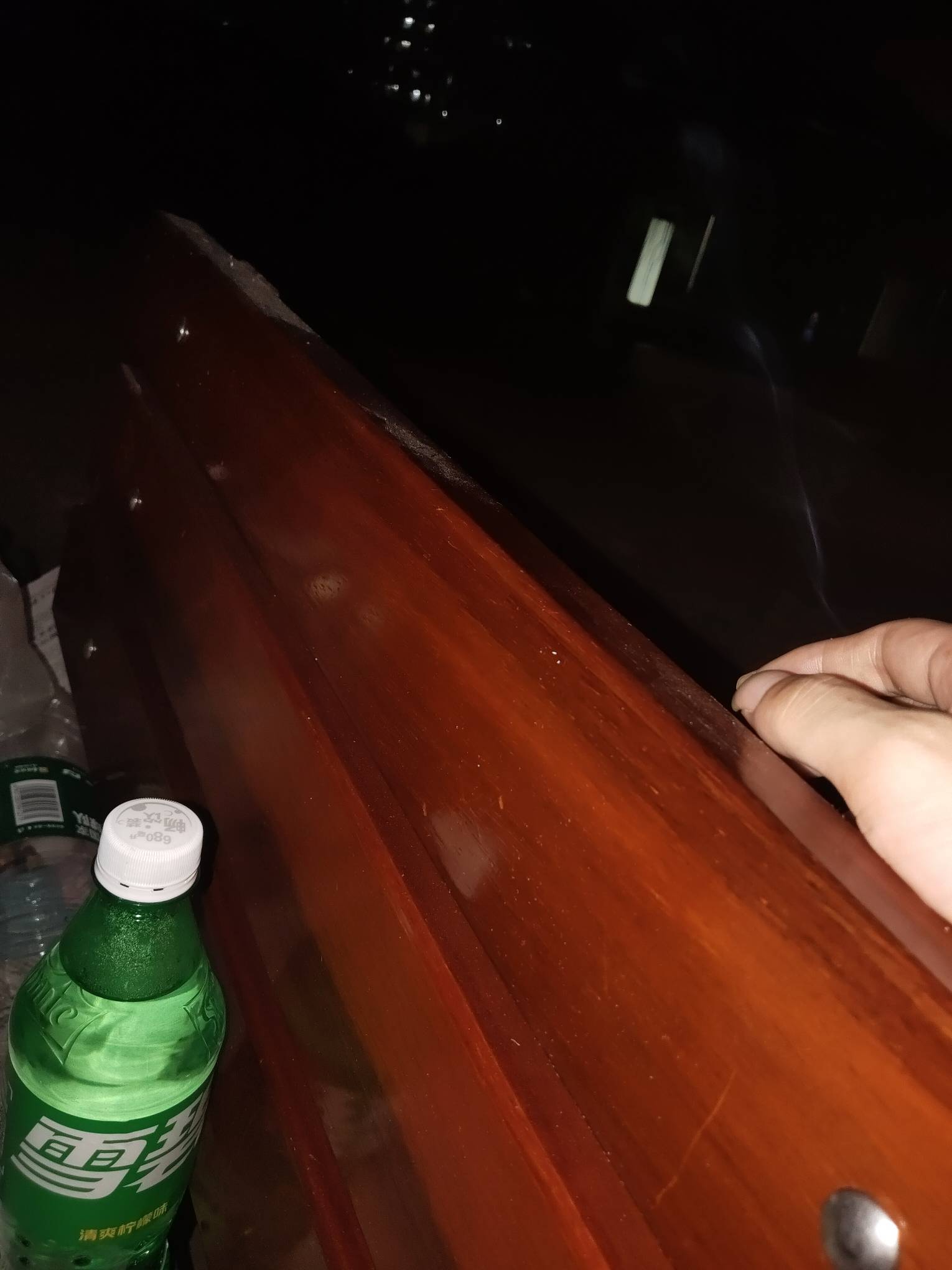下大雨了躲在桥下发抖


47 / 作者:挂逼的神称挂神 / 