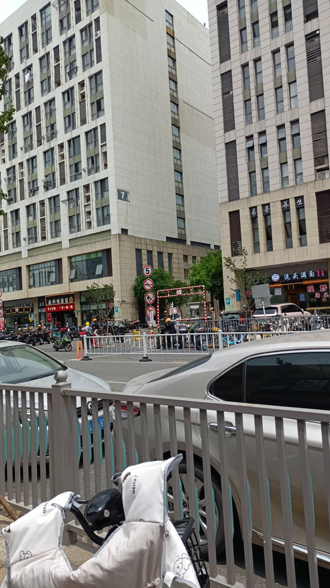 老哥们来上海的要濒临灭绝了，挂壁睡大街的，联系我。
我只能给你提供日租房住哪里，72 / 作者:论迹不论心 / 