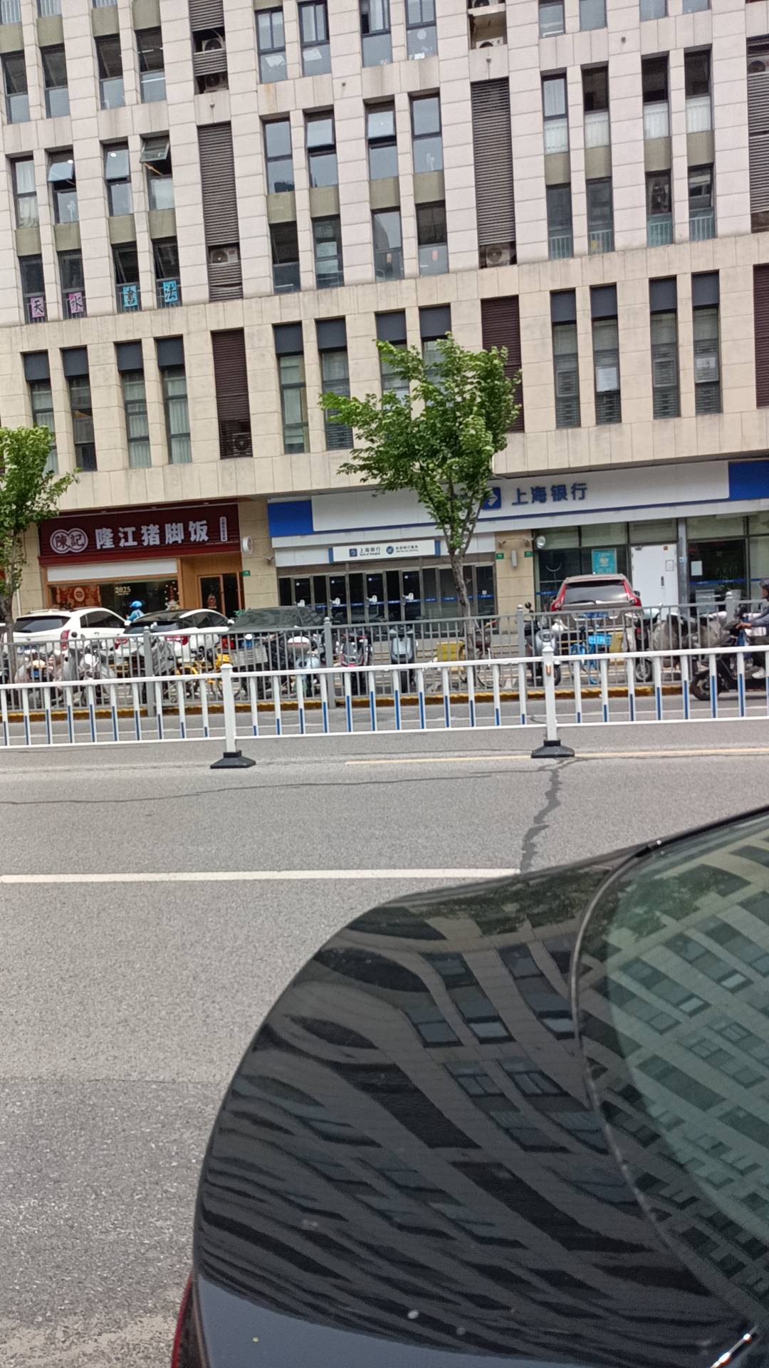 老哥们来上海的要濒临灭绝了，挂壁睡大街的，联系我。
我只能给你提供日租房住哪里，16 / 作者:论迹不论心 / 