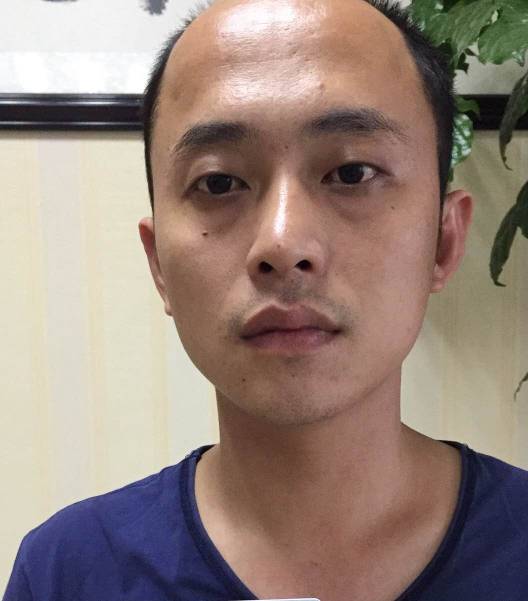 我看见一个男人前几年他无忧无虑，逍是自在，现在的他一身烟味，两眼无光、满脸憔悴。17 / 作者:人死鸟朝天 / 