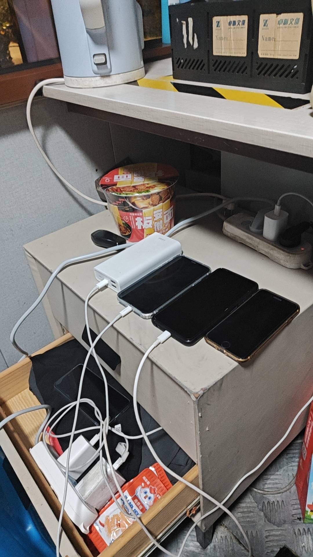 挂壁保安门岗一天充5个手机和一个充电宝循环两次能偷多少电

68 / 作者:安年似锦 / 