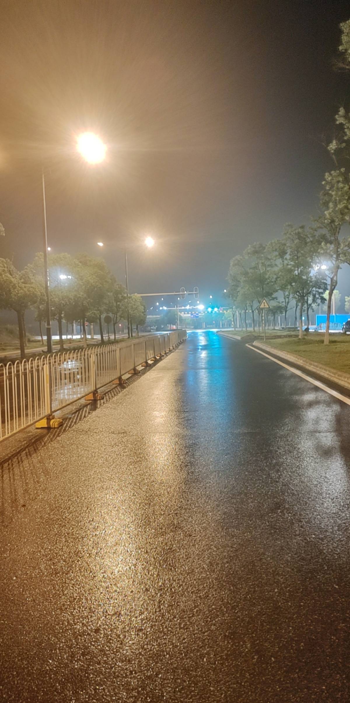 挂壁在路上，大半夜的，好心累！无处可去！


38 / 作者:烟火里的尘埃11 / 