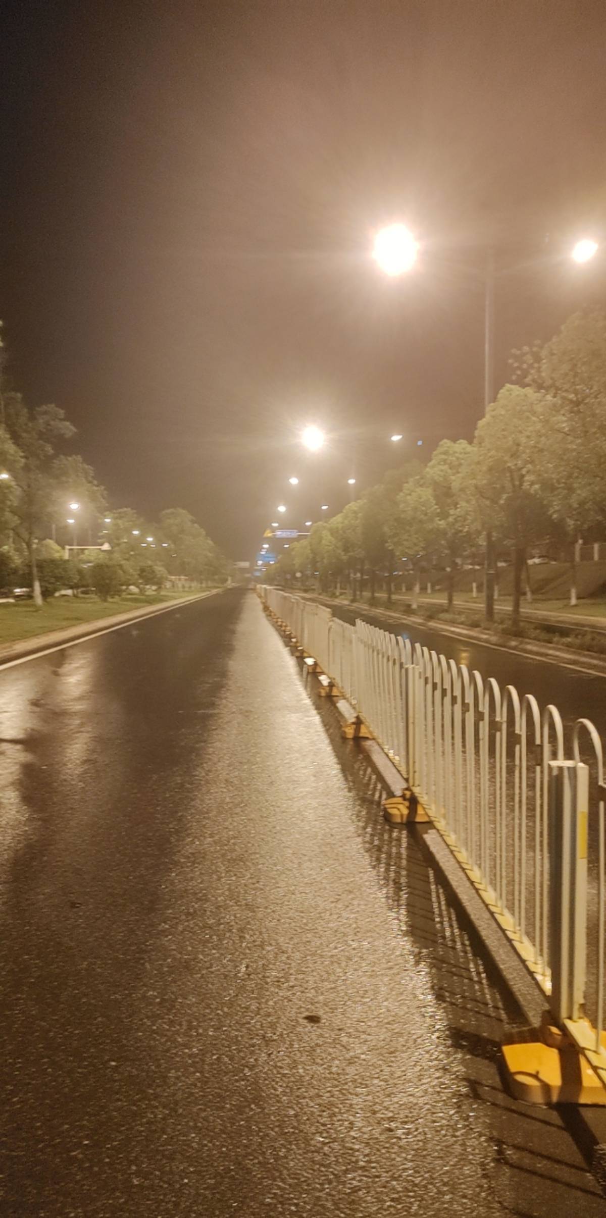 挂壁在路上，大半夜的，好心累！无处可去！


2 / 作者:烟火里的尘埃11 / 