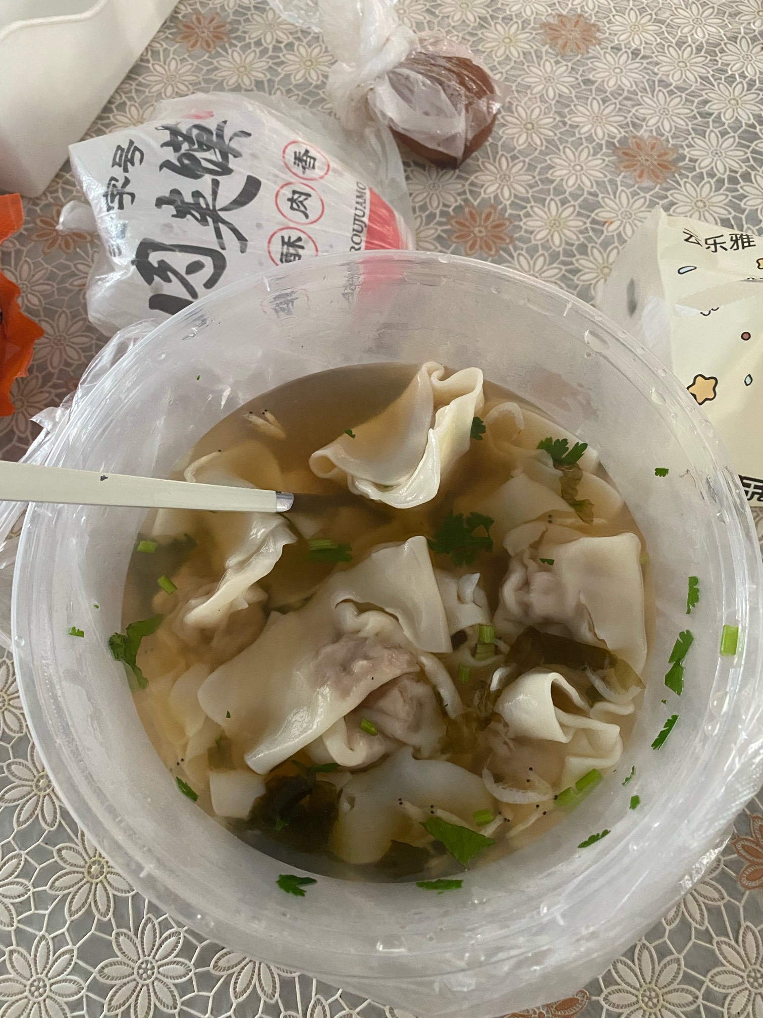 虽然免单，但是我这周围就一家馄饨饺子店，其他都是蛋糕店，点了一份虾仁馄饨，一个肉39 / 作者:米蘭的小铁匠 / 