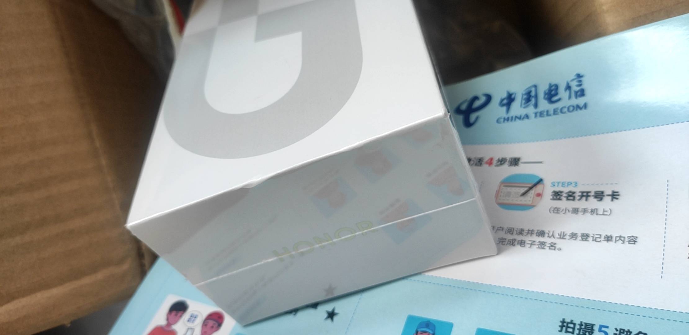 合约机到了，买来自己用的，全成不到10分钟就办好了，快递小哥说他也搞了一台

76 / 作者:蜡笔小新玩卡农 / 