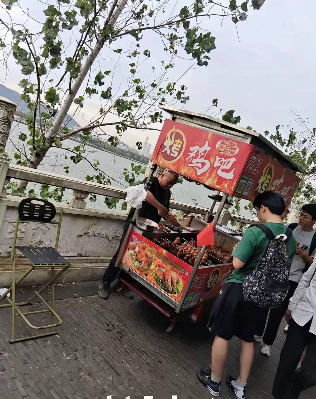 这个还挺好吃

12 / 作者:人死鸟朝天 / 