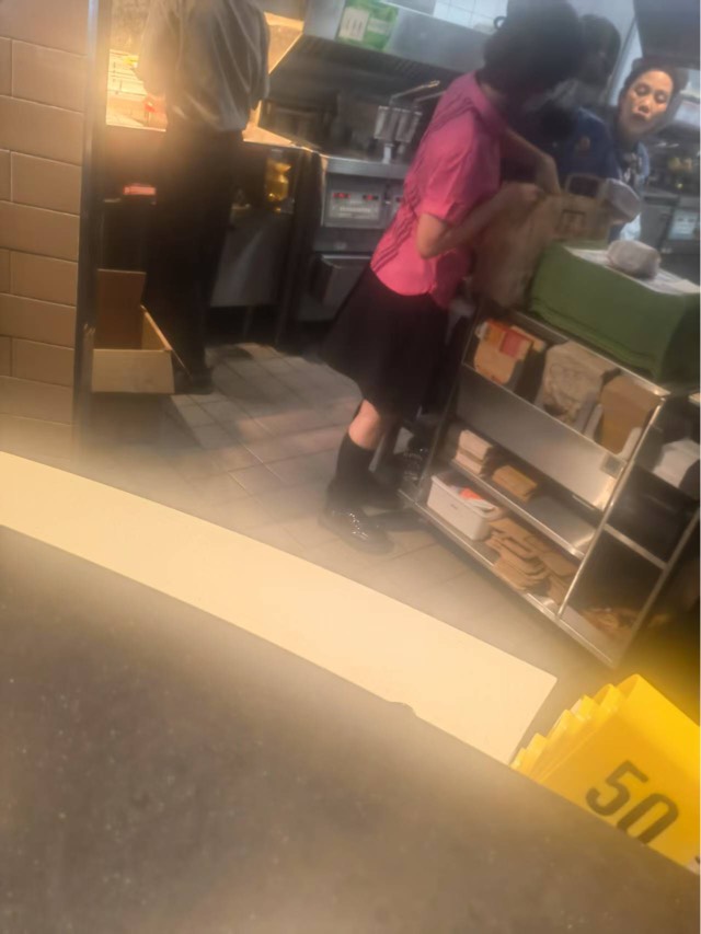 我发现了，每一家麦当劳店都有一个穿着很哇塞很年轻的这种打扮的美女

5 / 作者:琵琶巷白芍 / 