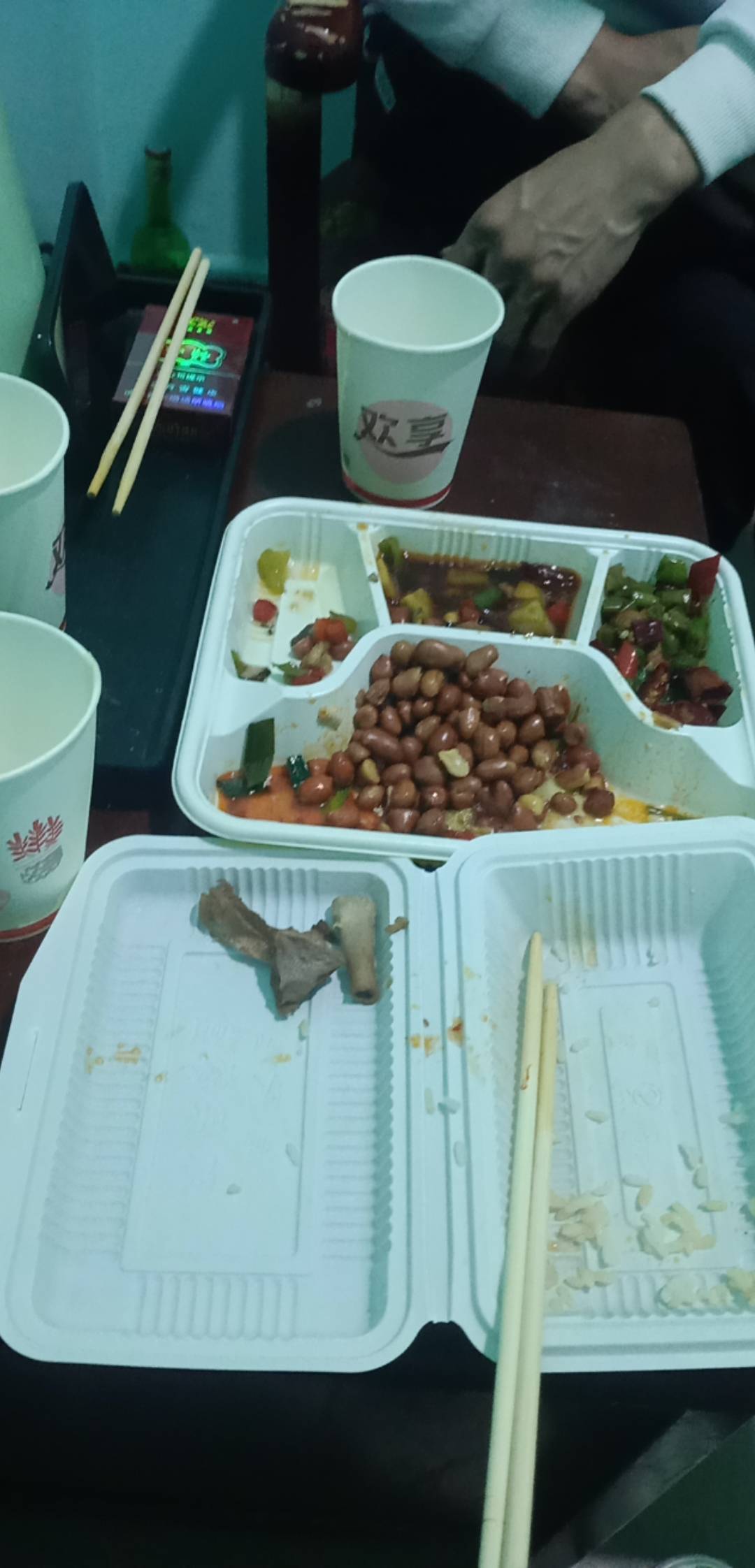 又是时隔一年回到了昆明挂壁房，坐了30多个小时的硬座绿皮车，好在房东姐姐已经熟悉了52 / 作者:浅酌流年 / 