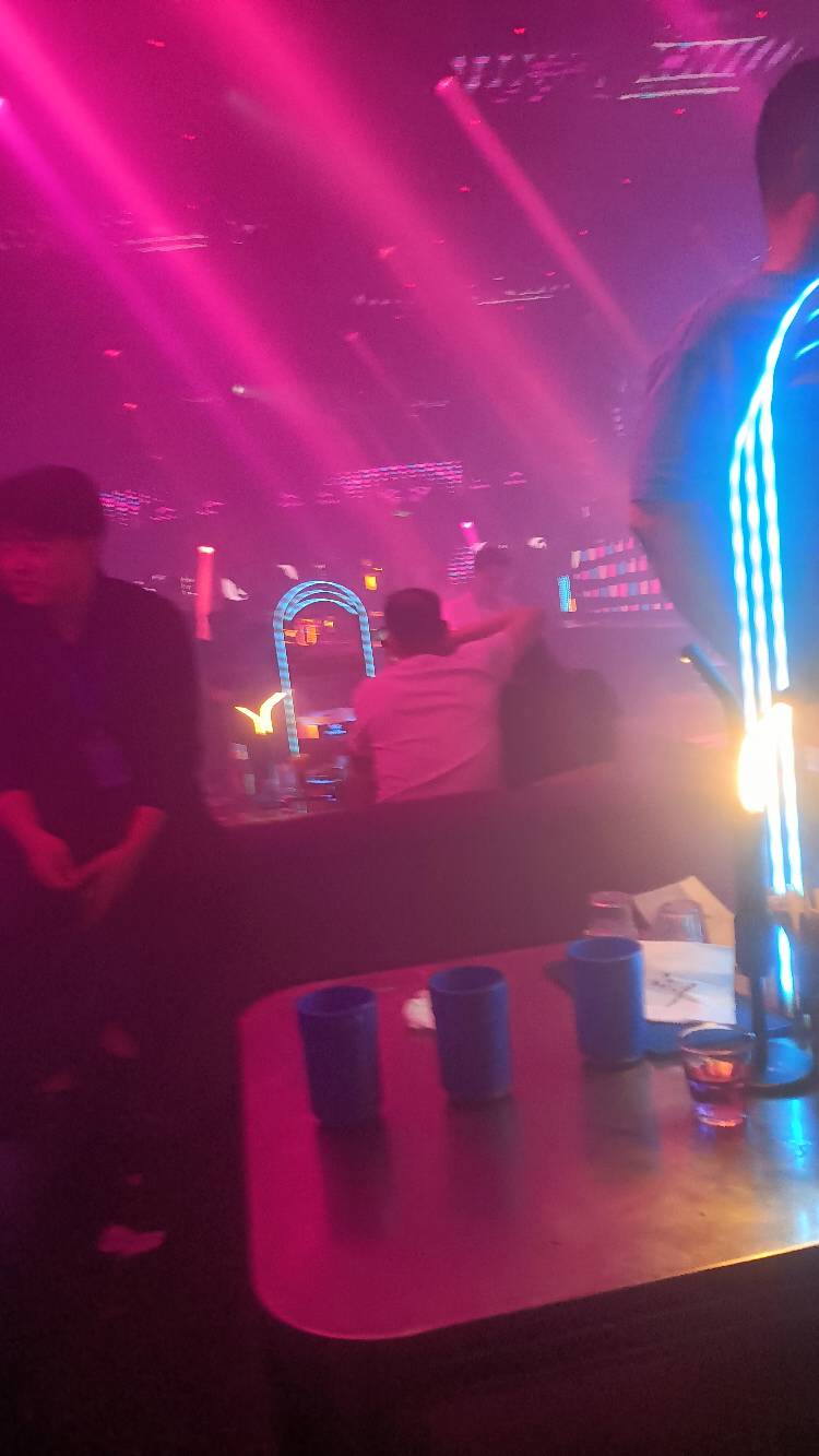 玛德  吃了夜宵又要去酒吧  他要泡妹纸  我出了500 没车费回去了

91 / 作者:微笑面对生活2 / 