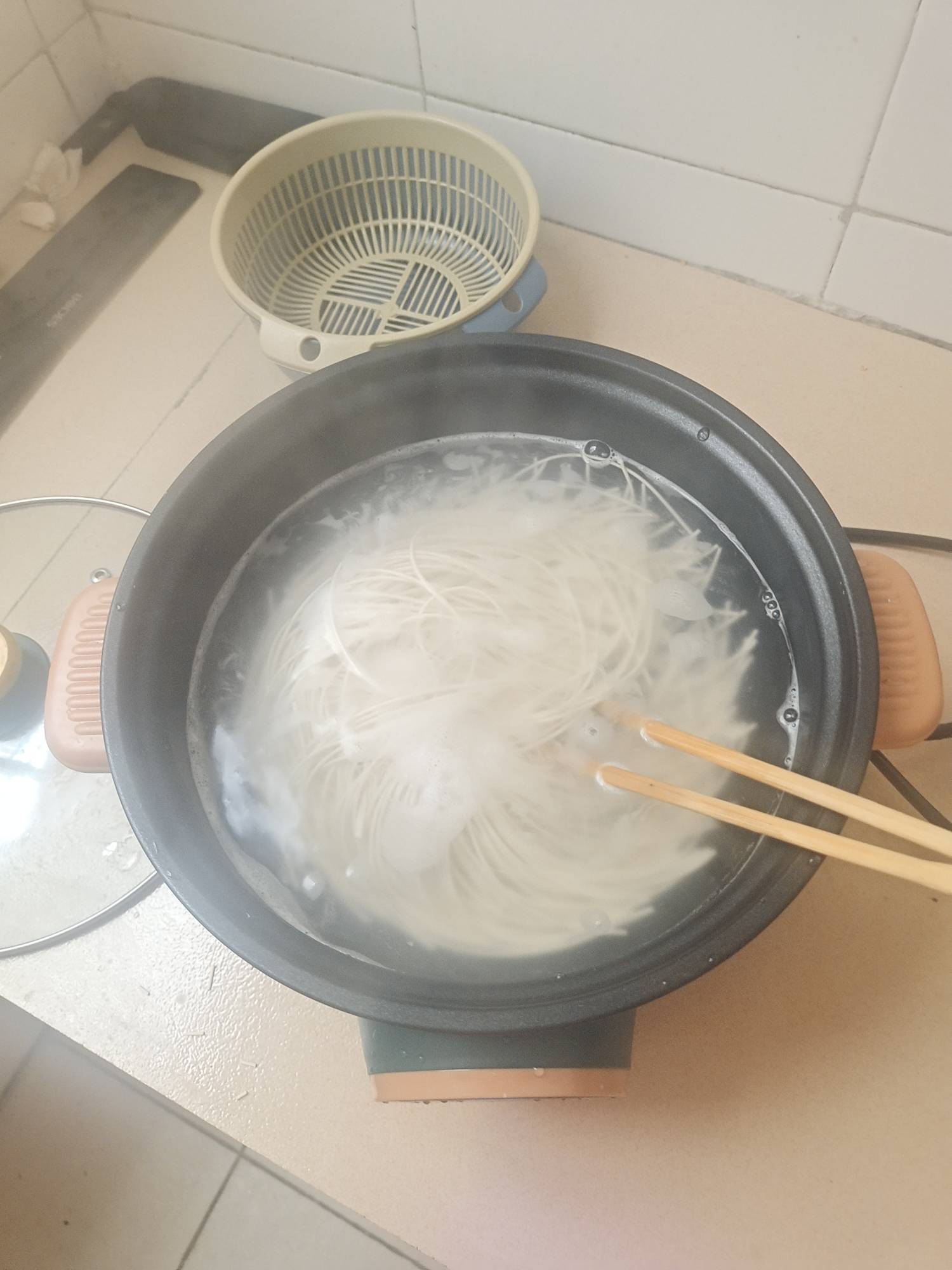别人过节都是大鱼大肉 而我只能在挂壁房里煮面条填一下肚子

38 / 作者:水里游啊游 / 