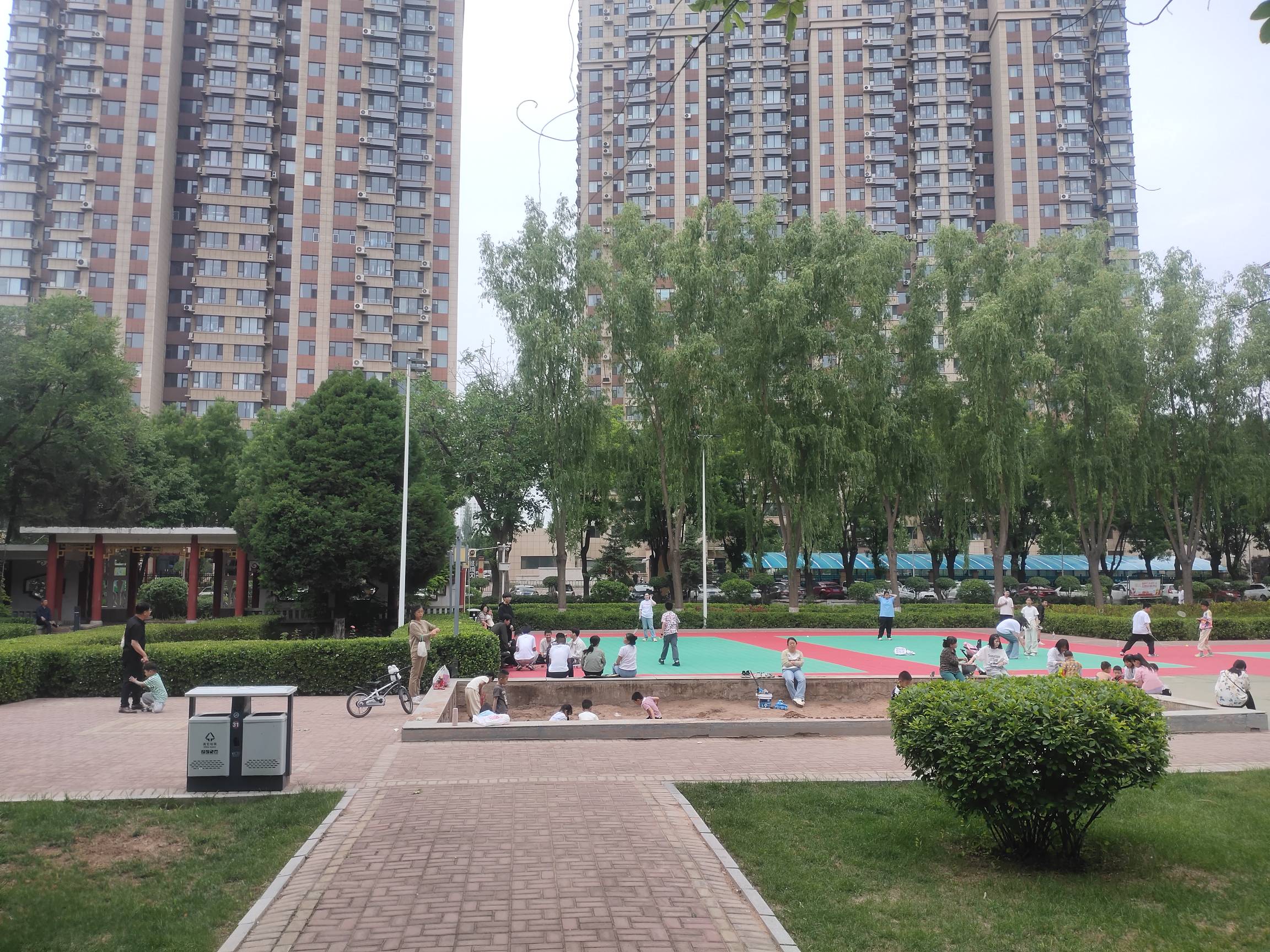 浦发也玩不了 也没个别的毛了 下楼下溜达一圈吧 看见楼下公园这些人 想起以前过节放假22 / 作者:努力优秀_ / 