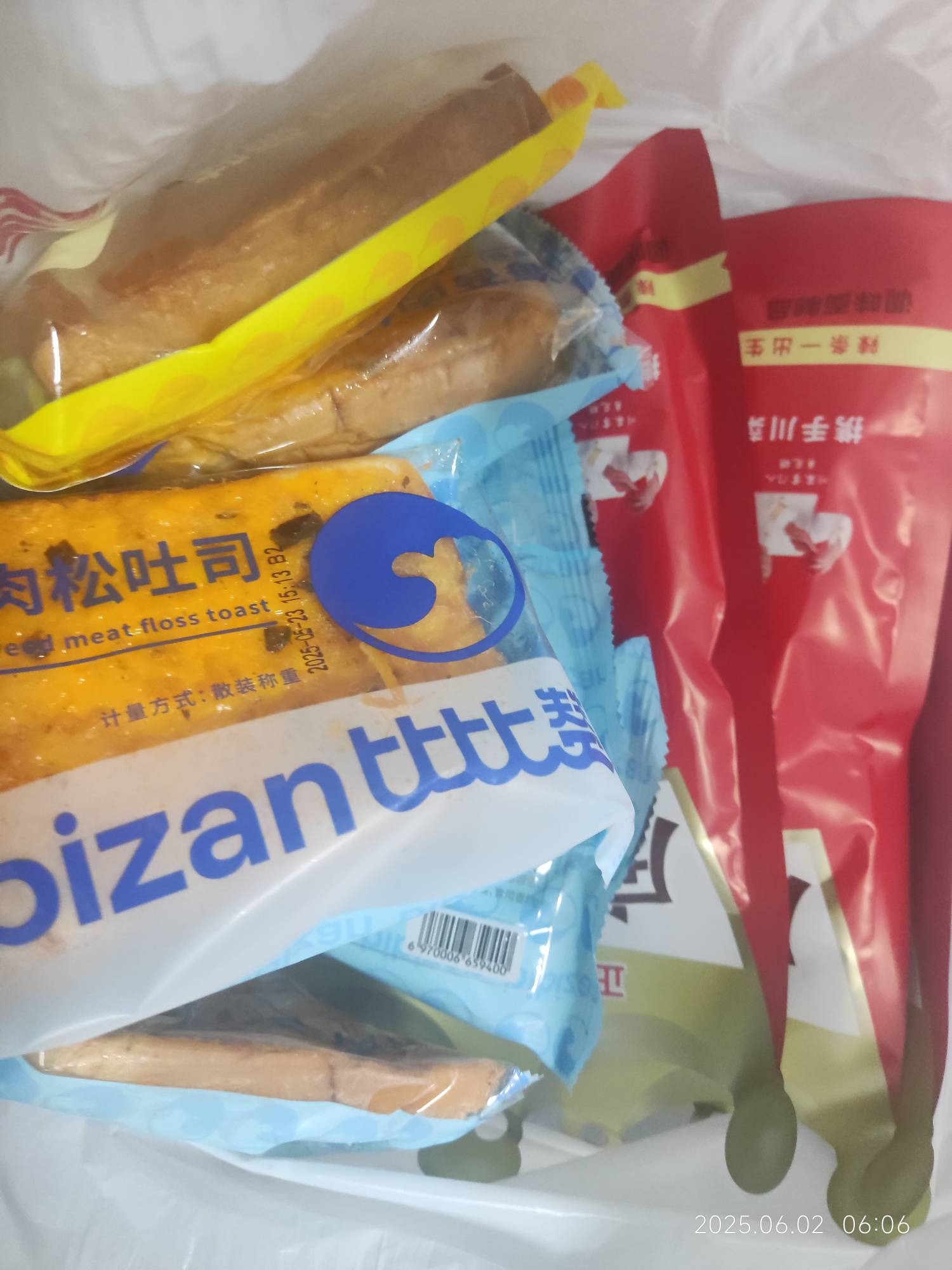 睡醒了当早饭吃吧，吃俩蛋，吃俩肠，面包夹辣条，喝瓶矿泉水美滋滋。


93 / 作者:崔行舟 / 