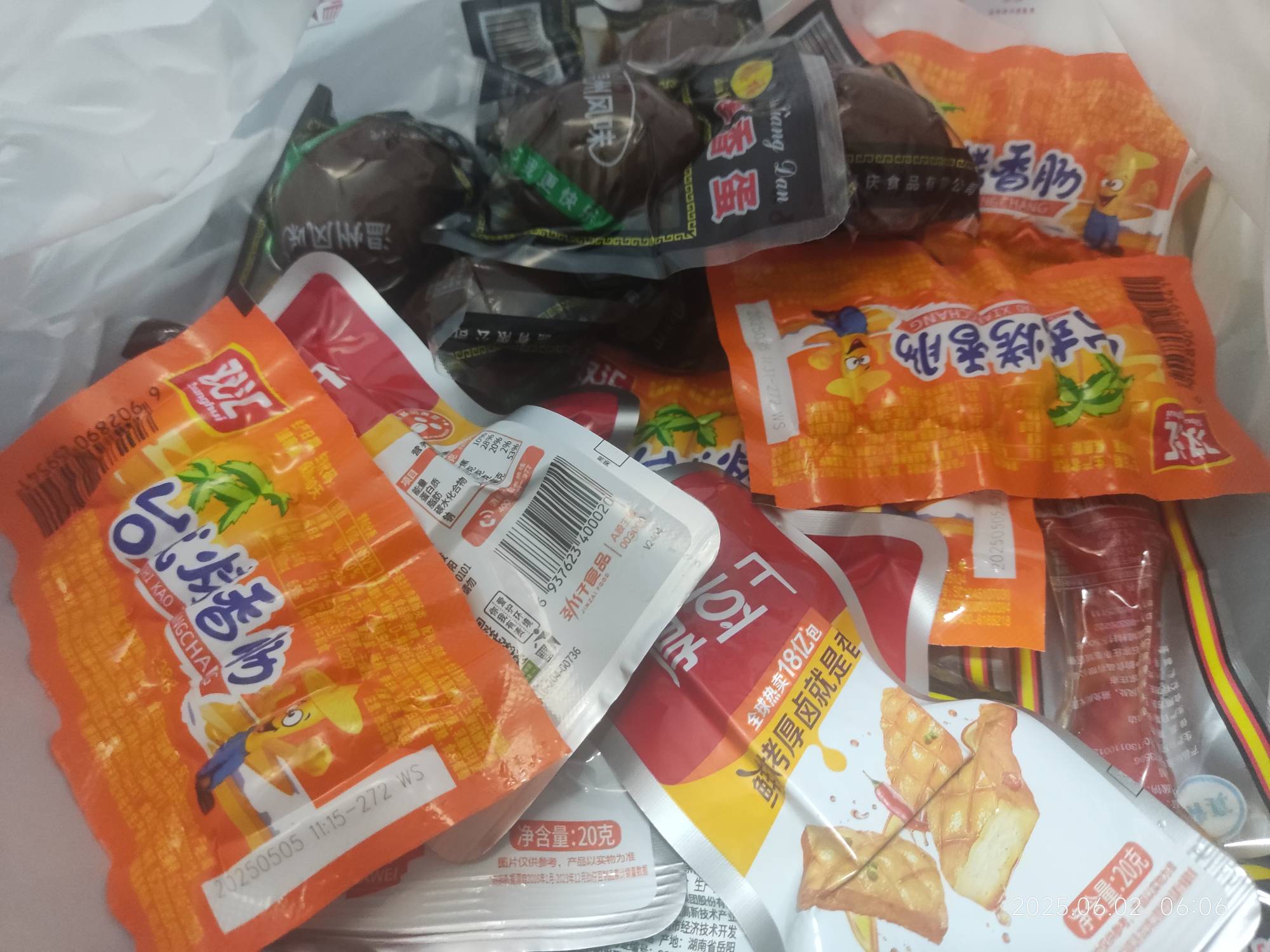 睡醒了当早饭吃吧，吃俩蛋，吃俩肠，面包夹辣条，喝瓶矿泉水美滋滋。


1 / 作者:崔行舟 / 