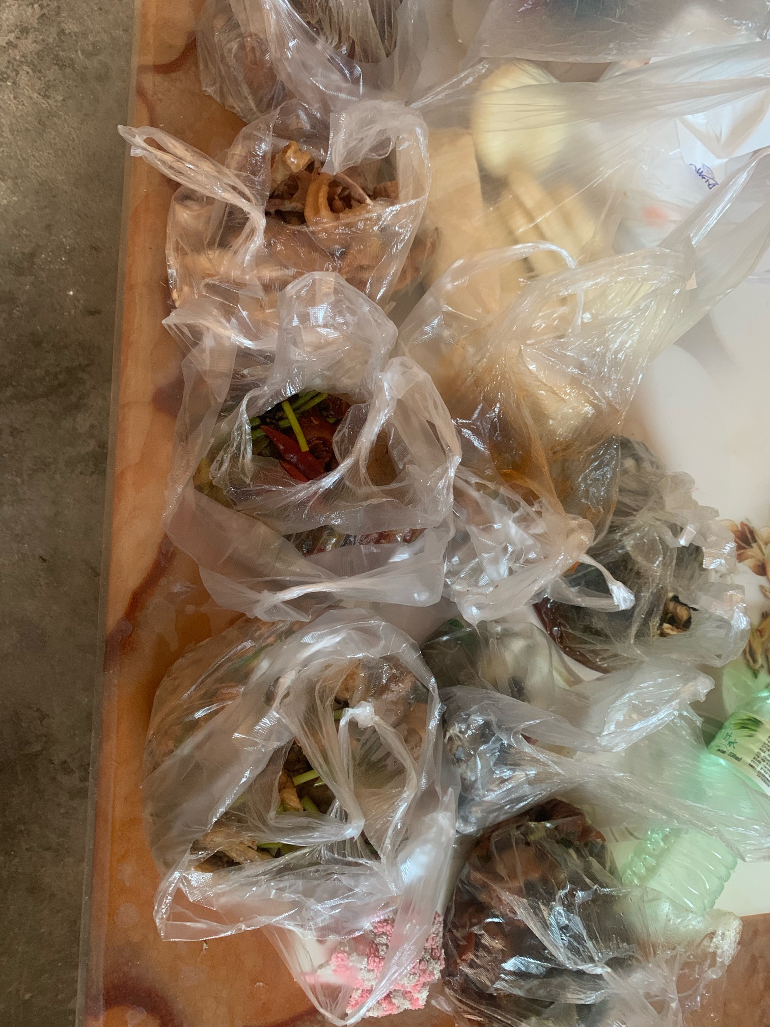 搂完席了 给你们报报菜名 肘子 烧鸡  炒鸡  鱼  酥肉  扣肉  红烧肉  孜然羊肉 凉拌牛77 / 作者:东南亚第一猛男 / 