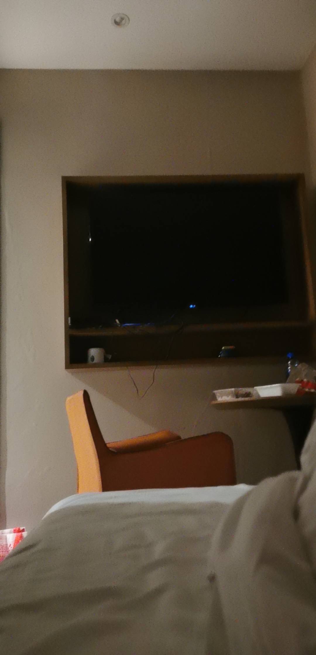找了个酒店休息2天，这夜班上得，休息还要自己出钱找人顶班

2 / 作者:伊面包子 / 