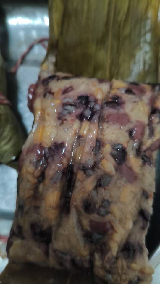 果然买东西不能爱屋及乌，我这有个早餐店包子煎饼啥的皮薄馅大。看到有肉粽买了个，太99 / 作者:雨夜带伞不带刀丶 / 