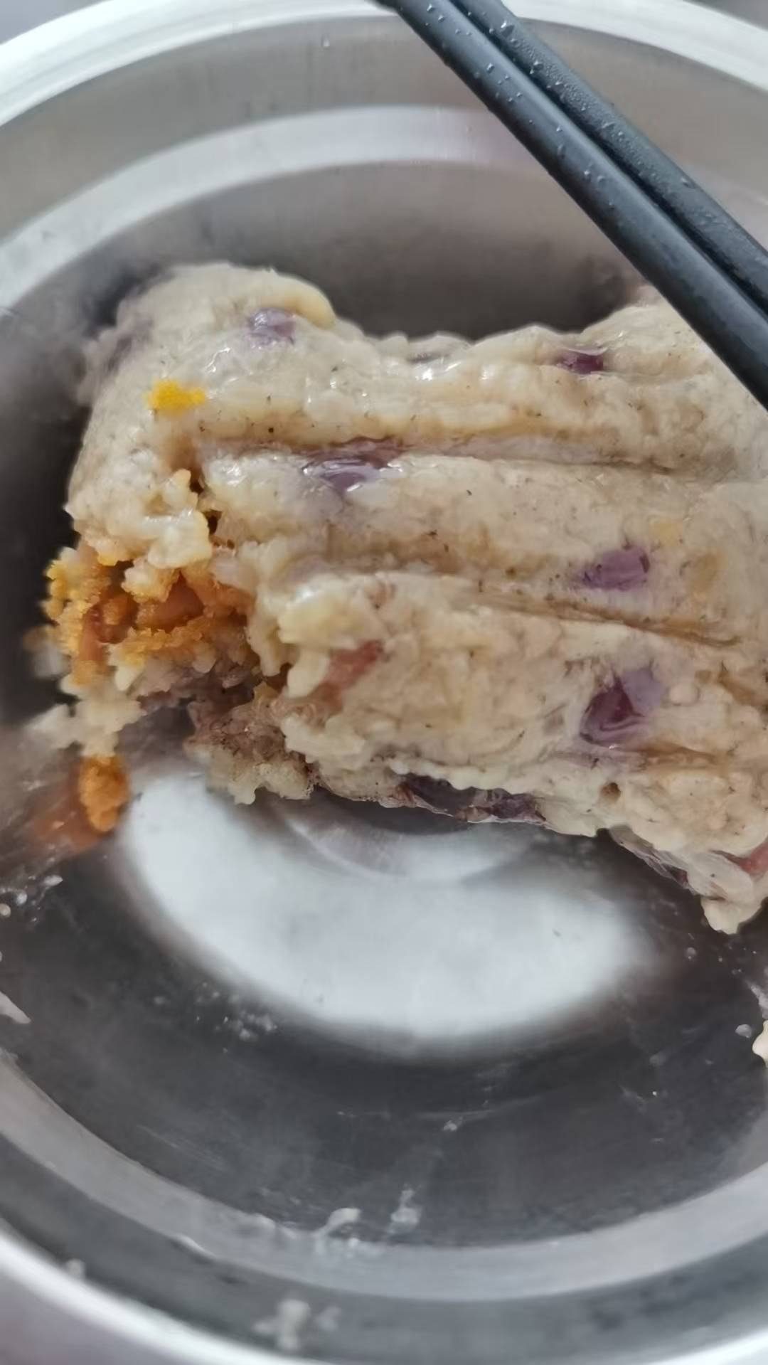 果然买东西不能爱屋及乌，我这有个早餐店包子煎饼啥的皮薄馅大。看到有肉粽买了个，太14 / 作者:雨夜带伞不带刀丶 / 