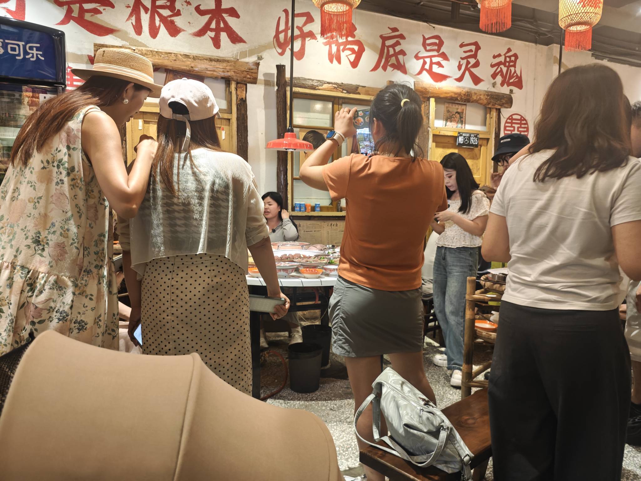 老哥们吃火锅了，这群女的围着桌子一直在拍照，不喜欢吃吗，我看了半个多小时了，店里30 / 作者:曾经遗忘的角落 / 