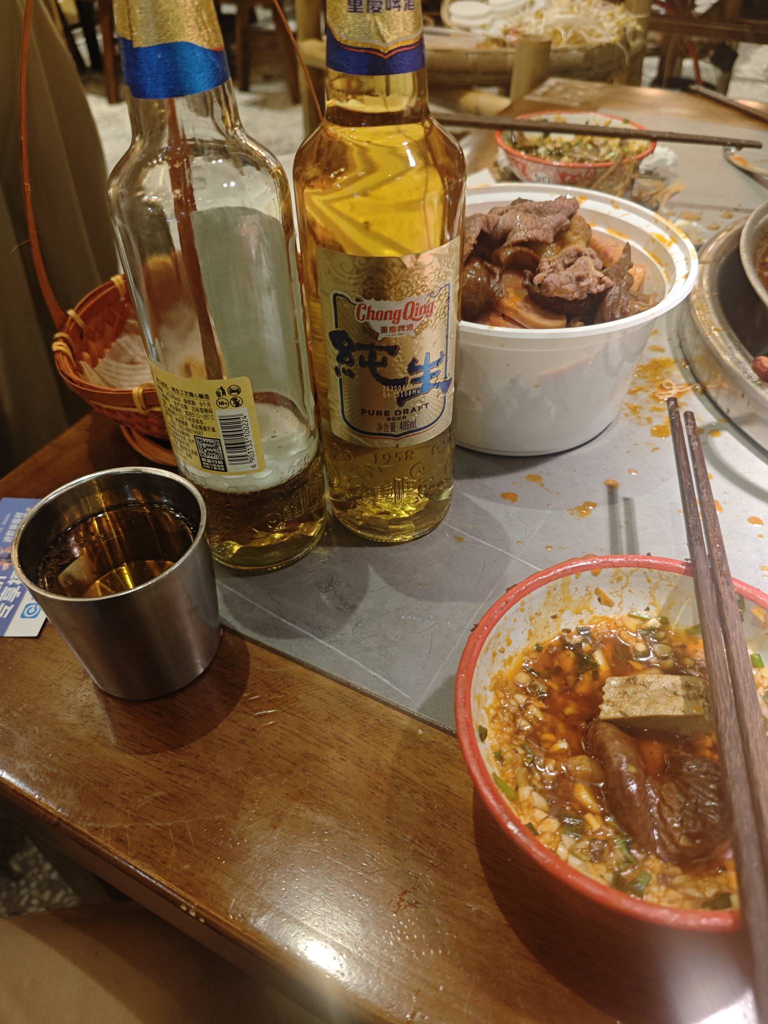 老哥们，不中用啊，啤酒胀肚子，喝了三瓶喝不下了，要是白酒一斤就没问题了

36 / 作者:曾经遗忘的角落 / 