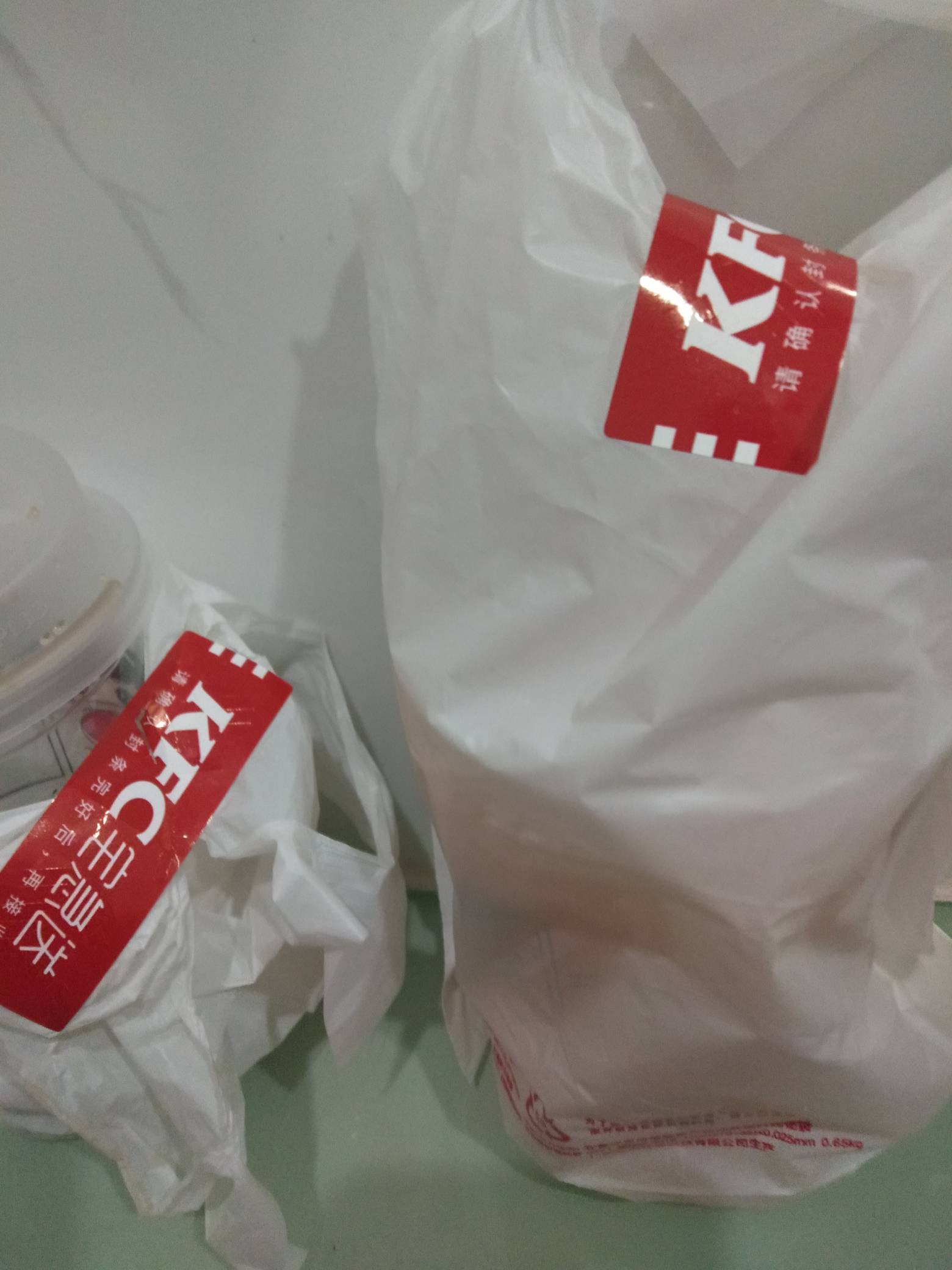 隔夜的可乐应该喝不挂吧？，醒来想喝水才记得忘了买

4 / 作者:尛•牛•氓 / 