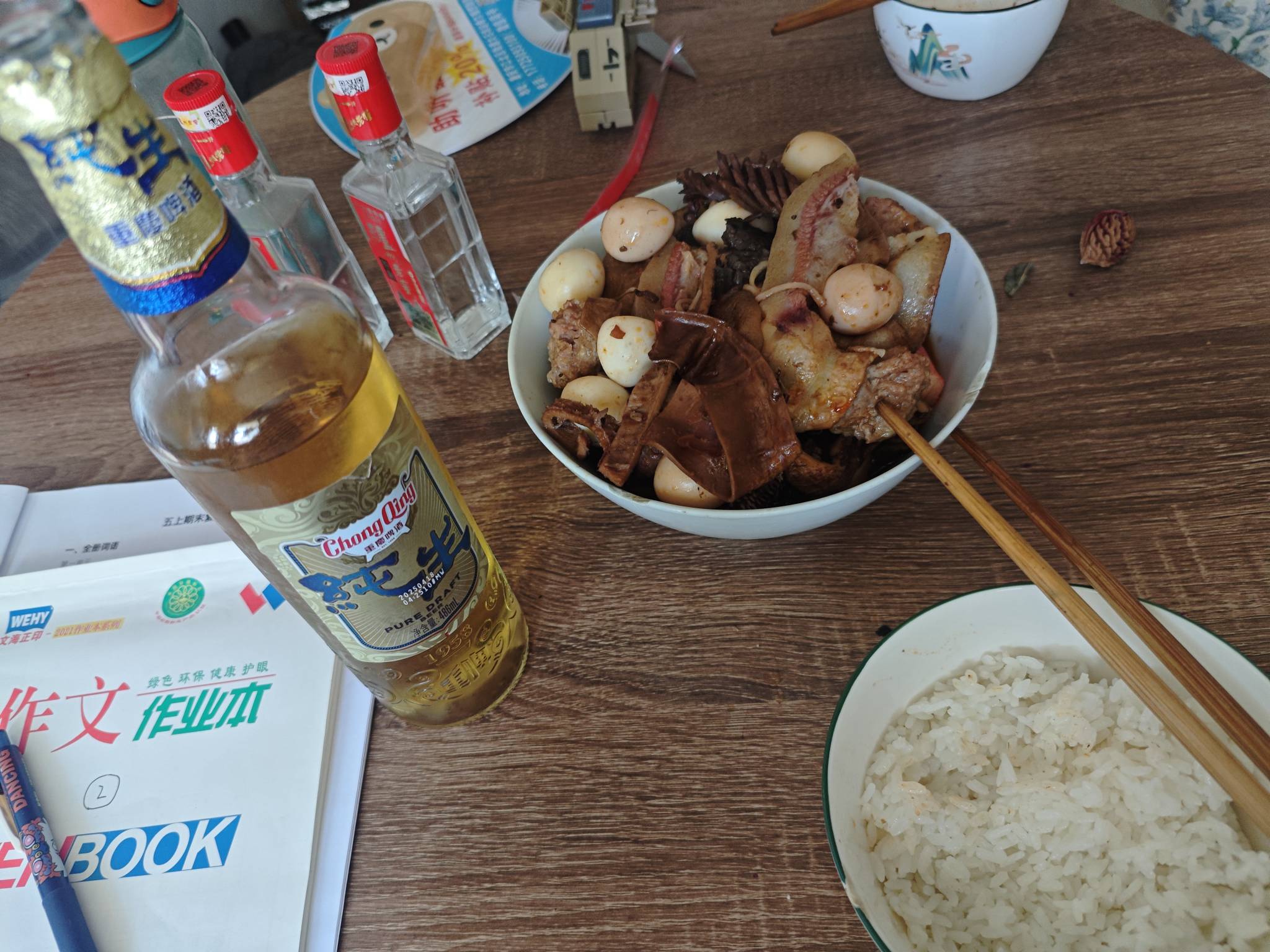 吃饭了，昨天晚上的剩菜，这一碗放在麻辣烫店里起码卖三四十

10 / 作者:曾经遗忘的角落 / 