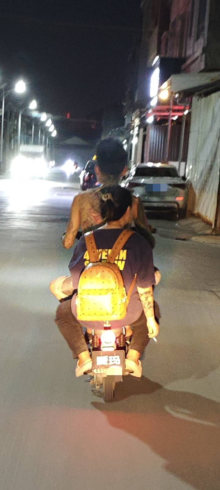 下班路上看到的，女的纹身+抽烟


9 / 作者:出嫁从夫富家女 / 