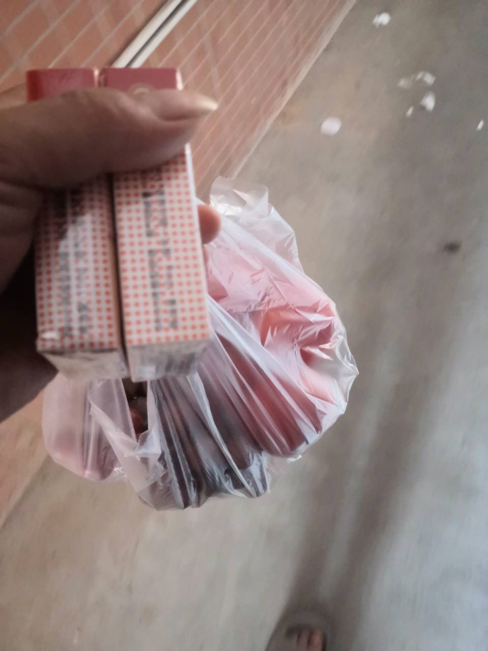 几个西红柿一串葡萄两包烟82毛

44 / 作者:卡卡180 / 