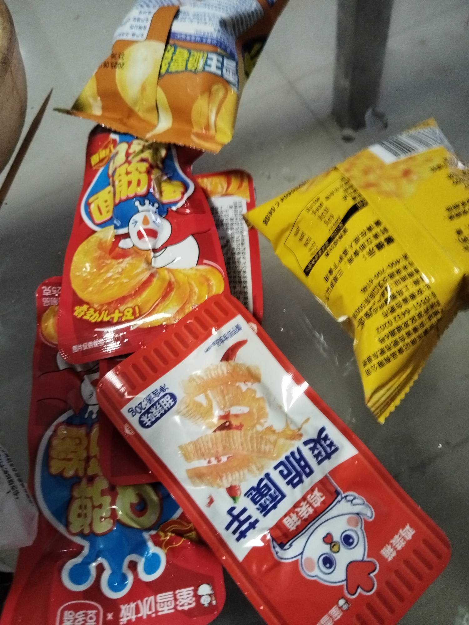 蜜雪忙疯了，我点的瓜子薯条，锅巴，结果给我送的魔芋和面筋。还有冰估计都没了，一袋52 / 作者:望眼欲穿的平凡 / 