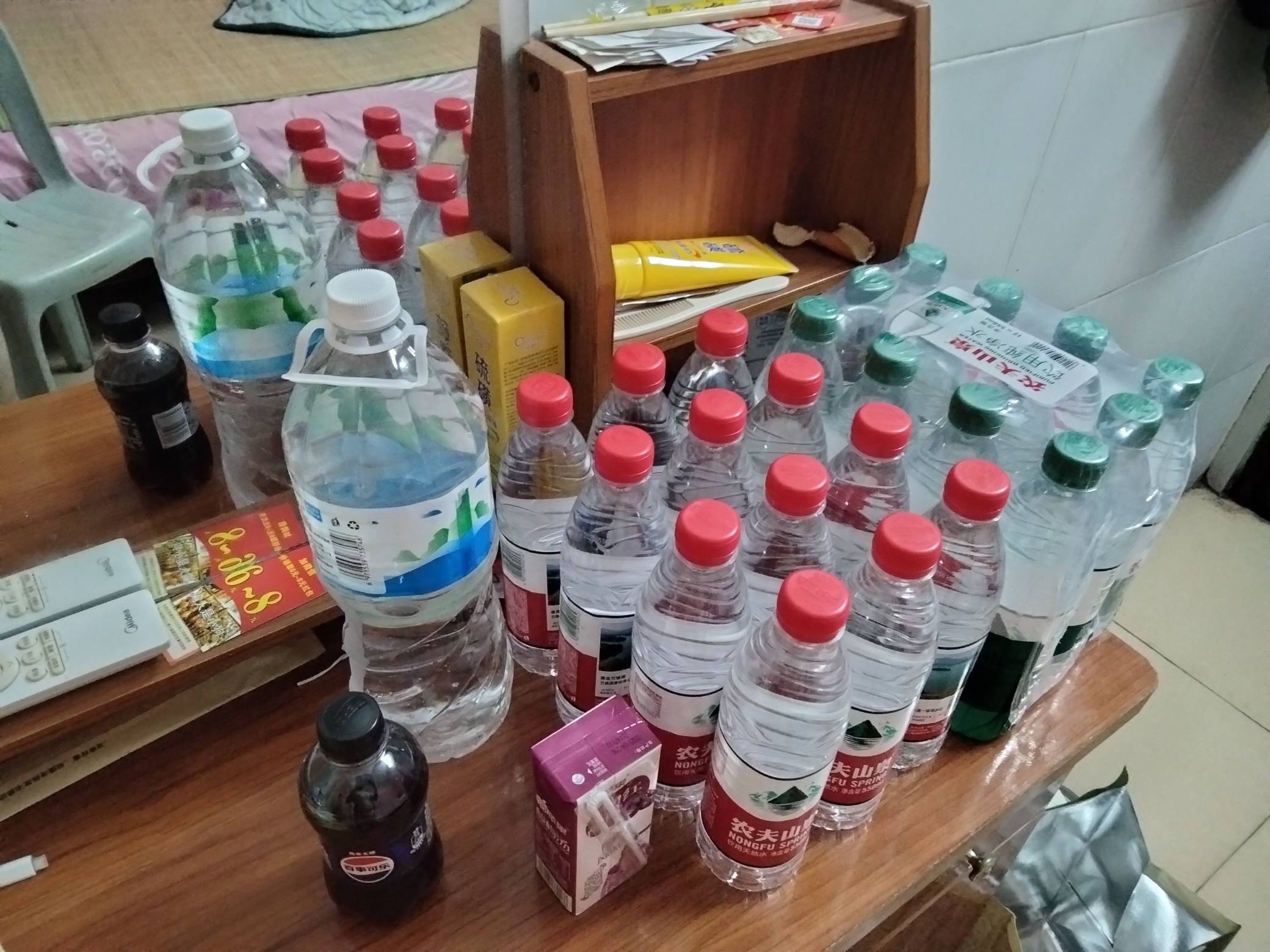 天气太热了，屯点水，还有一箱泡面没送到，卡农老哥一个礼拜应该都不会饿肚子了吧

5 / 作者:我要发财. / 