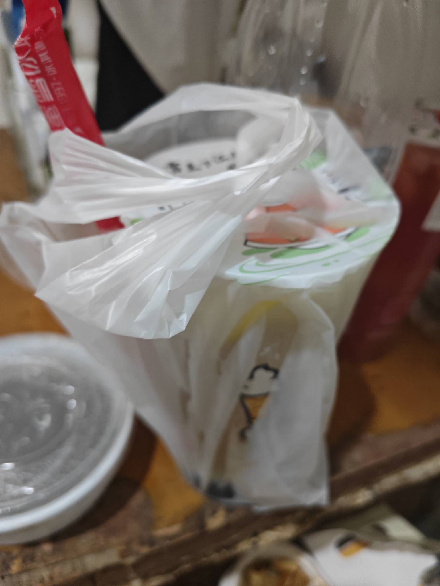 这蜜雪真没格局，就这样给我送过来，零食也不送了，包装袋也没有

86 / 作者:林林总总发发 / 