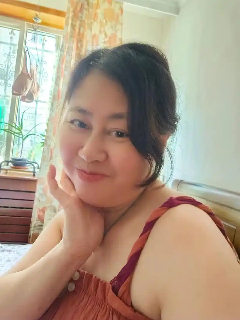 头发一散黄金万两，好哥们的姑姑一个人很久了



39 / 作者:青草地 / 