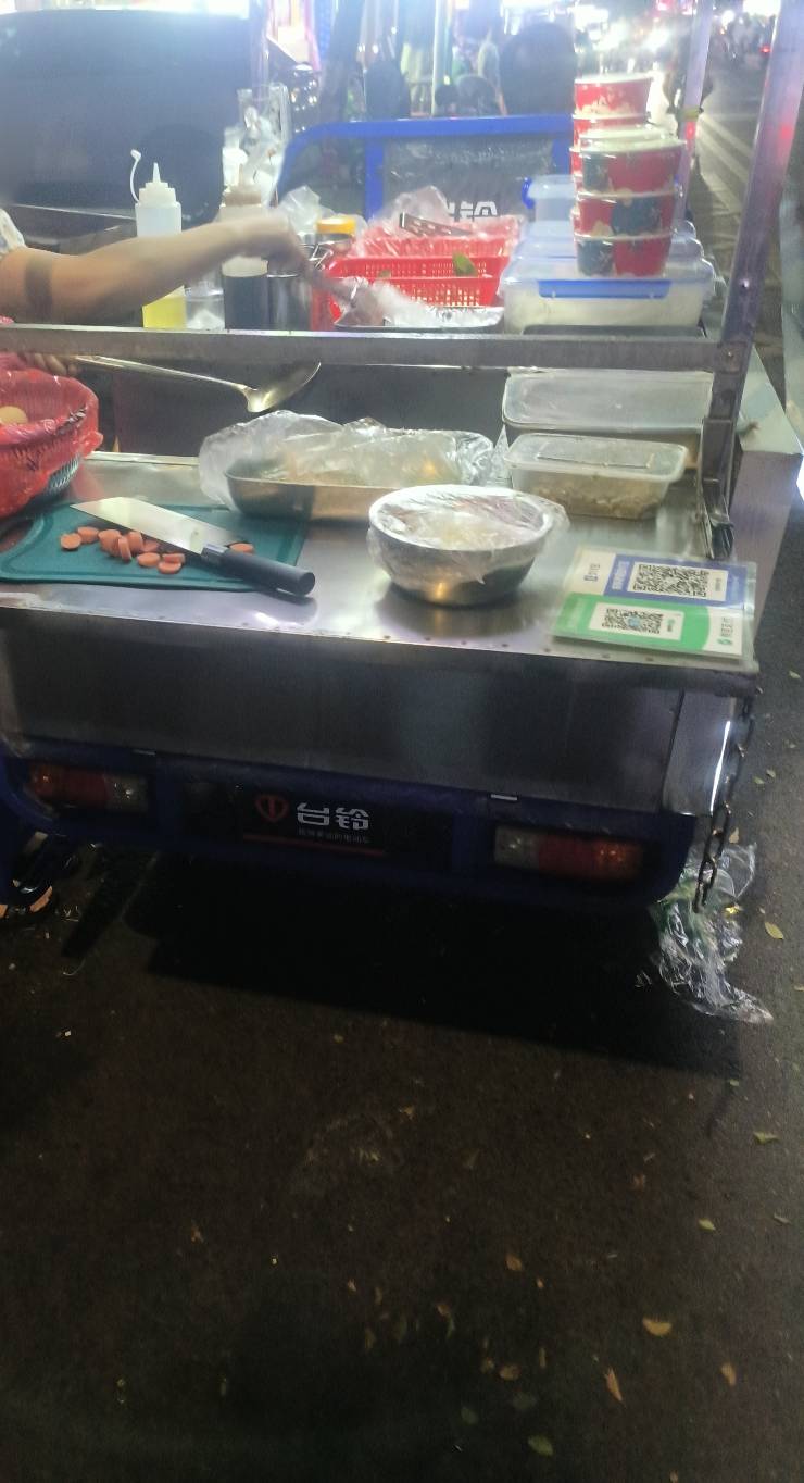 早上下班的时候想到了卖炒饭的老板娘，出来买份饭继续回去上网

17 / 作者:大哥让我先跑 / 