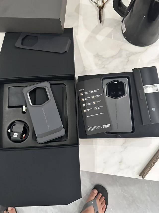 发工资了，买了一部很喜欢的手机


63 / 作者:香港汇丰银行 / 